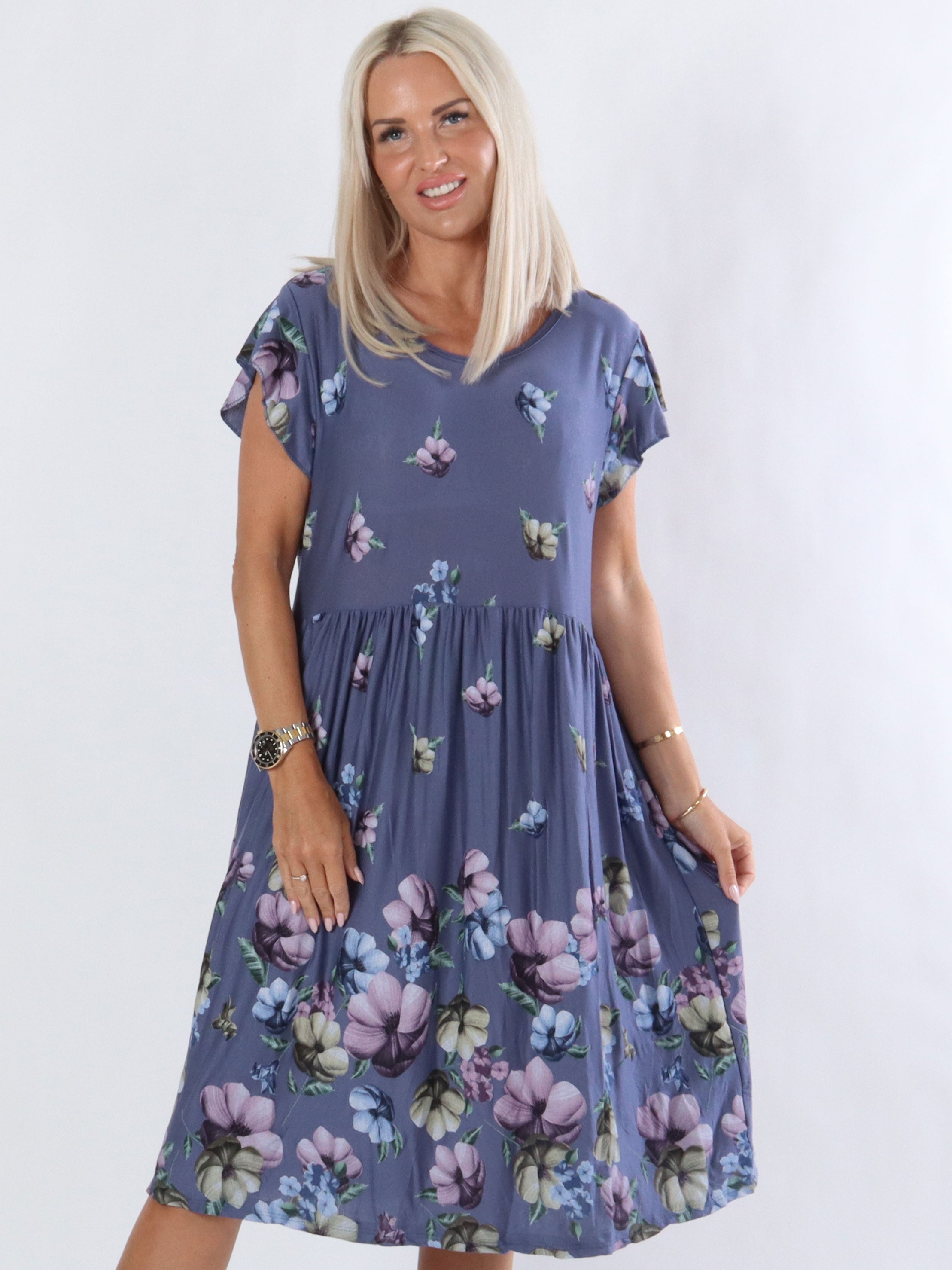 Devany - Svart klänning med blommigt tryck och volangärmar