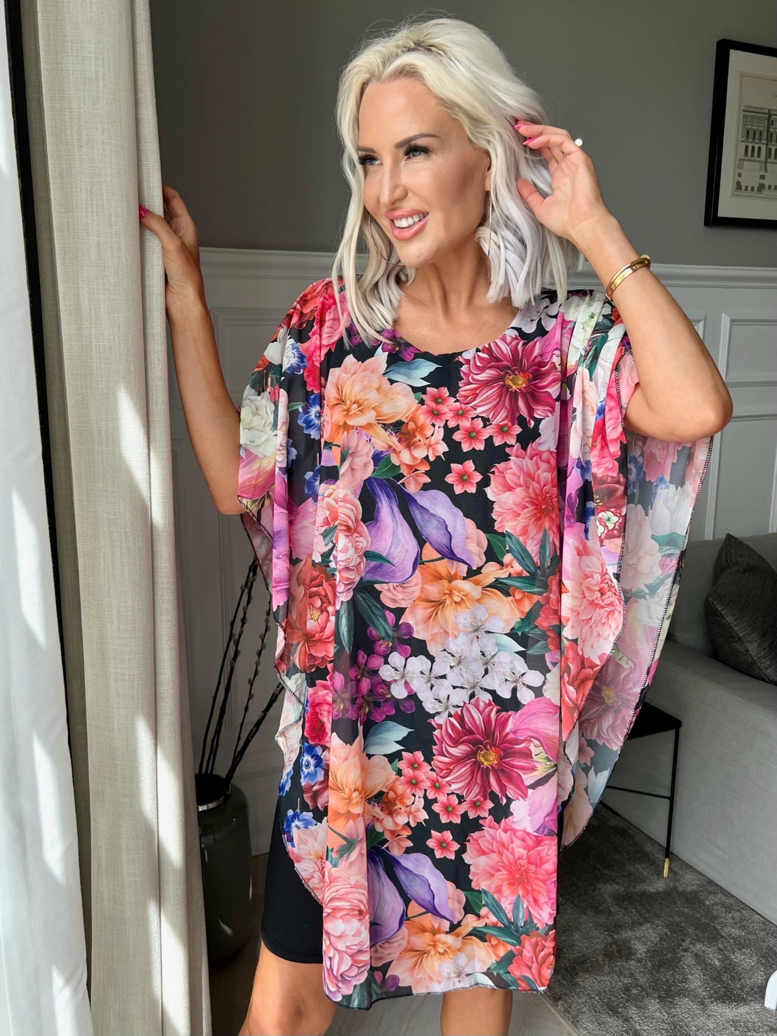 Kenya Big Flower - Tunikaklänning med chiffonglager i blommigt tryck