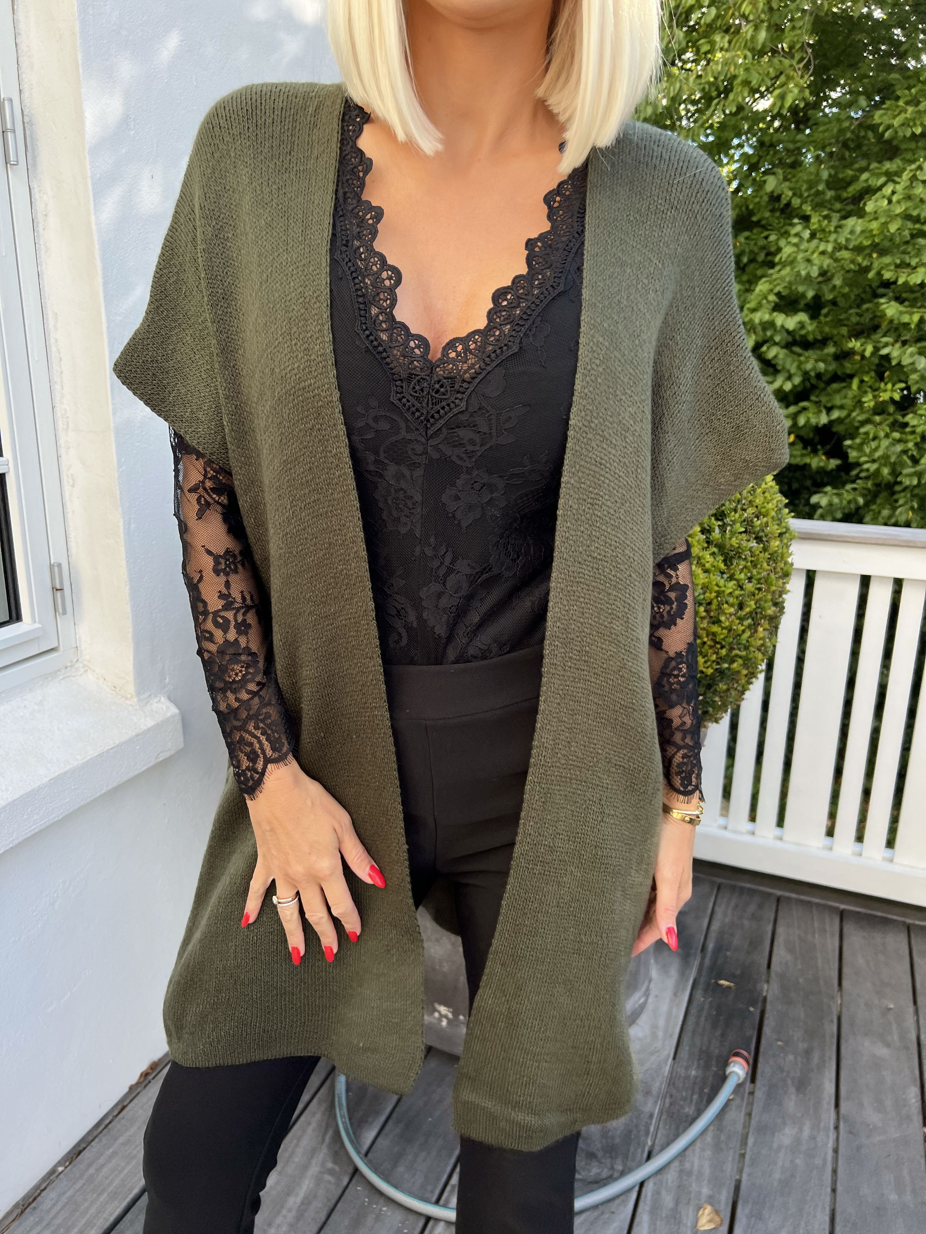 Tilly Plain - Stickad kofta utan ärmar