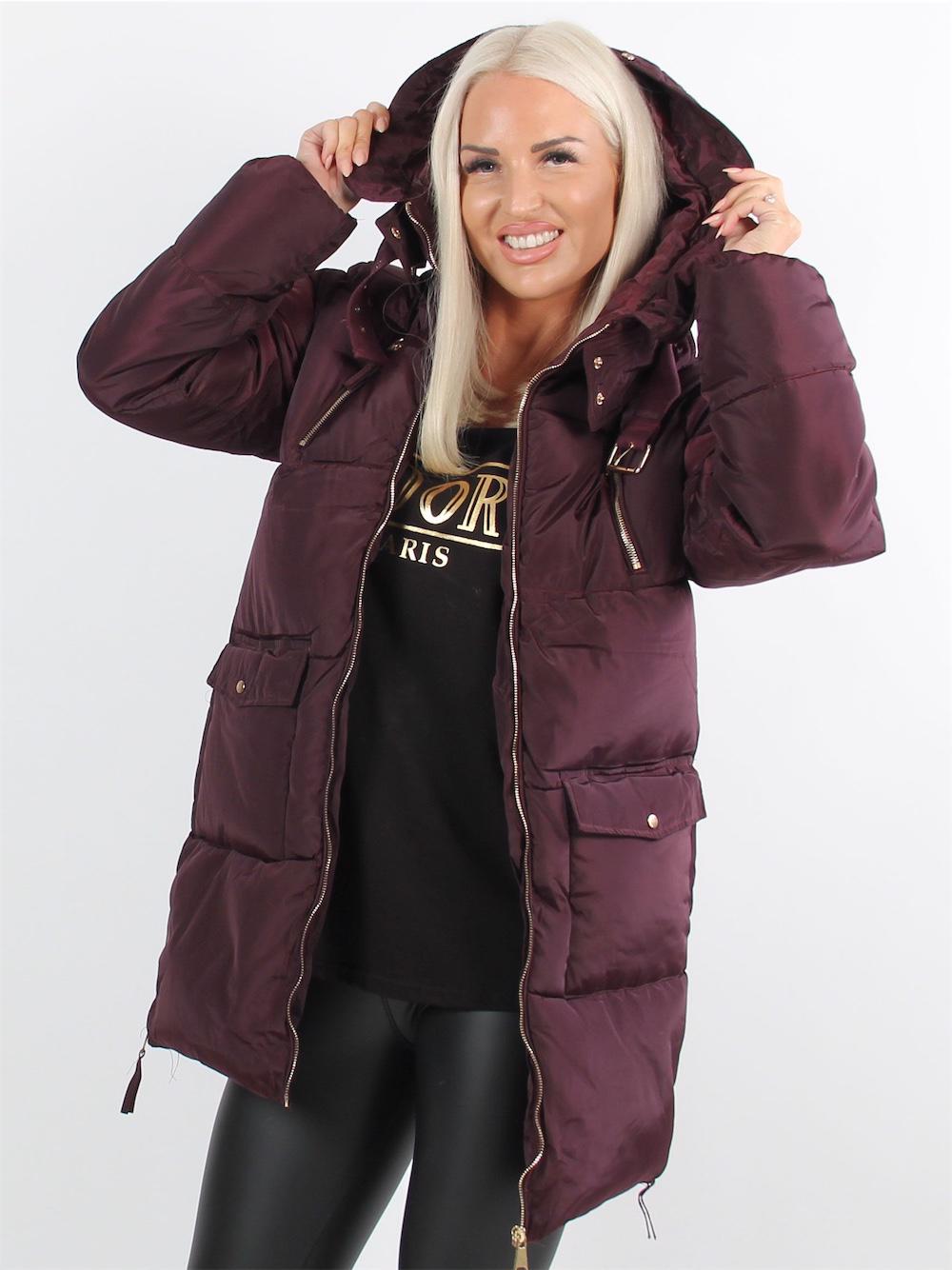 Alma - Körsbärsröd dunjacka med guldfärgade dragkedjor och huva