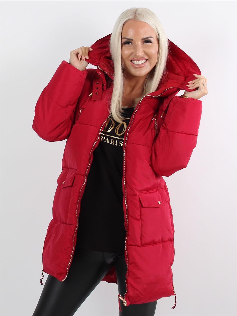 Alma - Körsbärsröd dunjacka med guldfärgade dragkedjor och huva