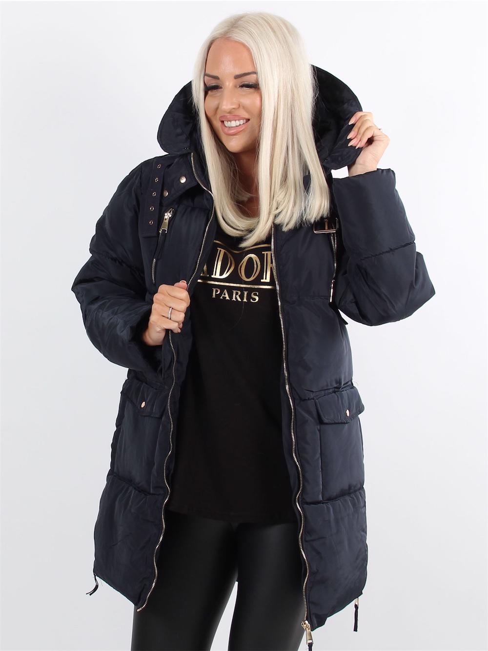 Alma - Körsbärsröd dunjacka med guldfärgade dragkedjor och huva