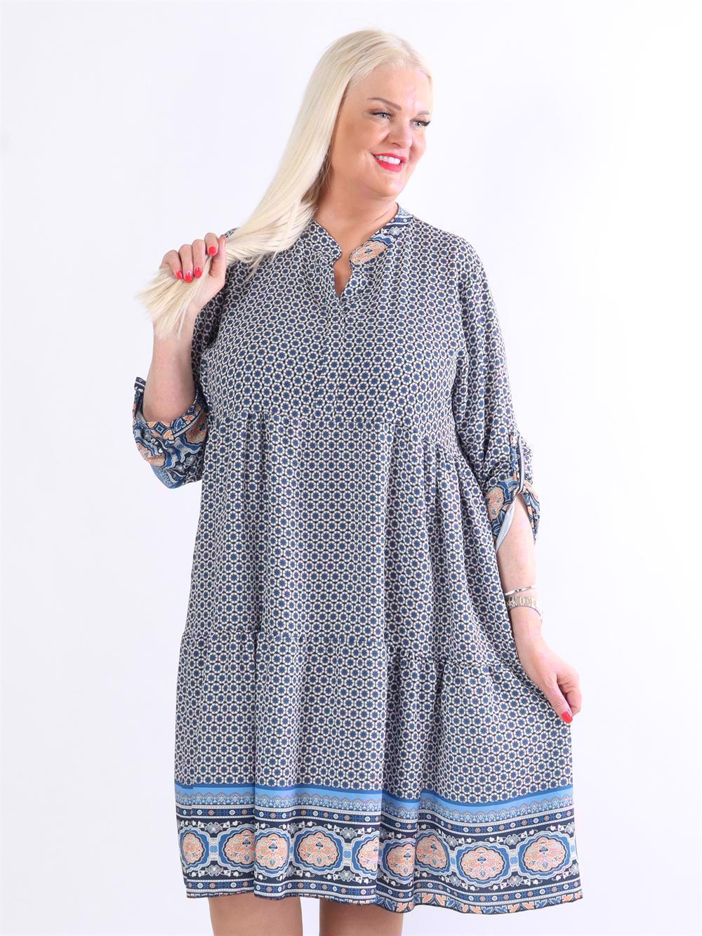 Lana - Mönstrad klänning med lager på lager-look