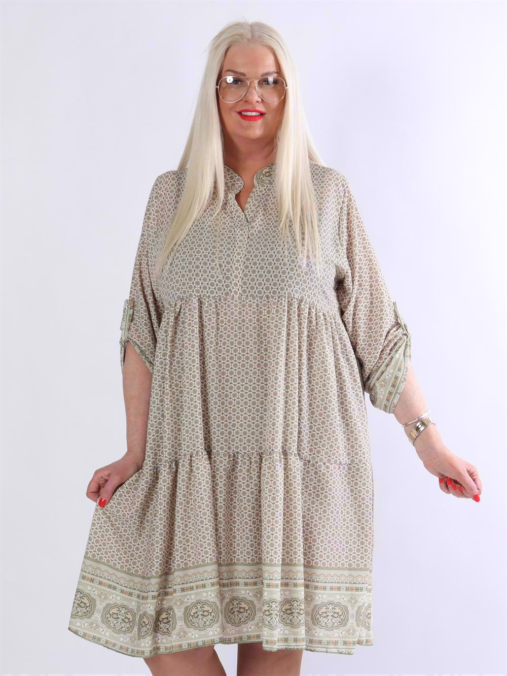 Lana - Mönstrad klänning med lager på lager-look