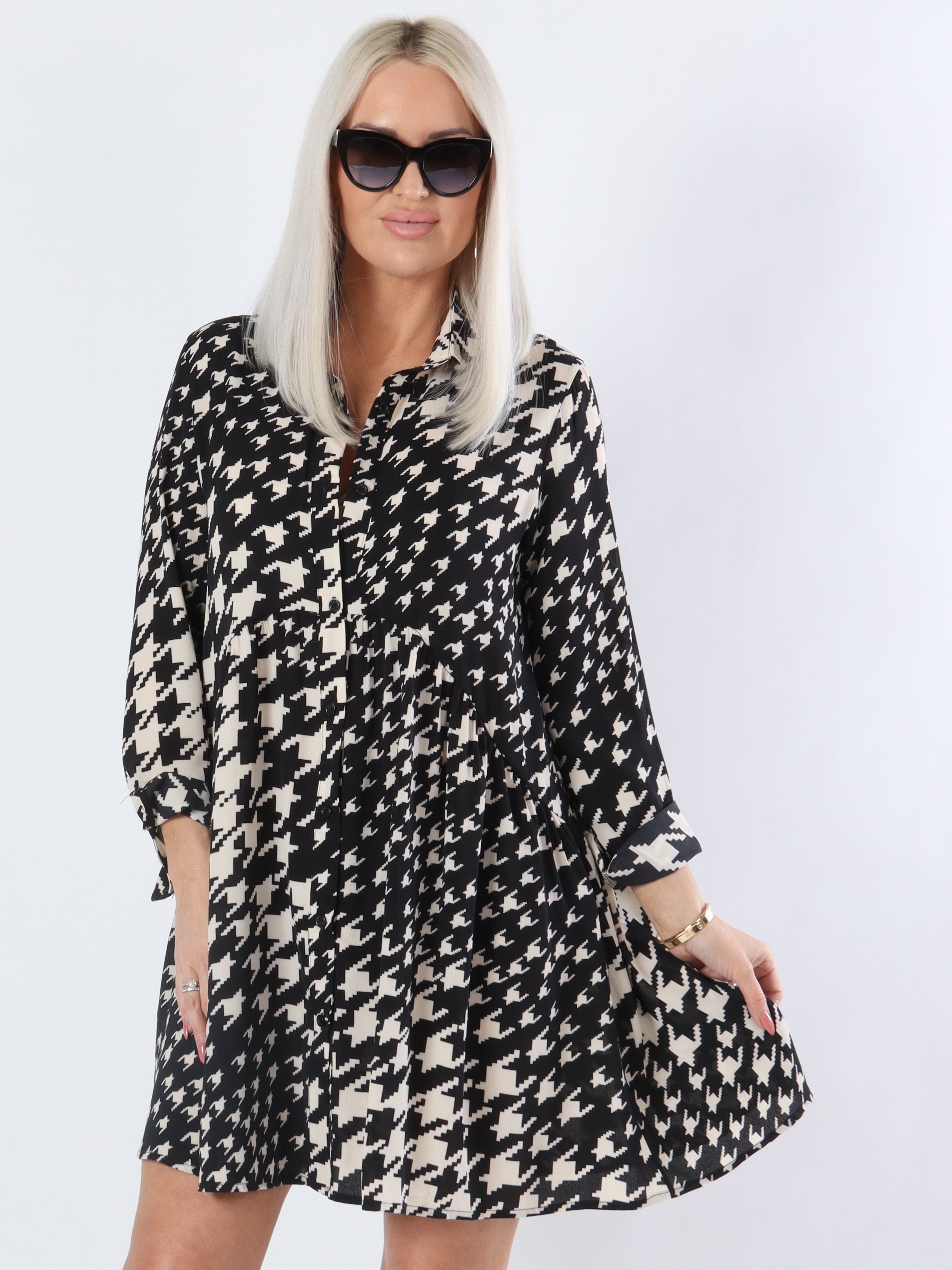 Ibina - Svart och beige klänning i tupptryck