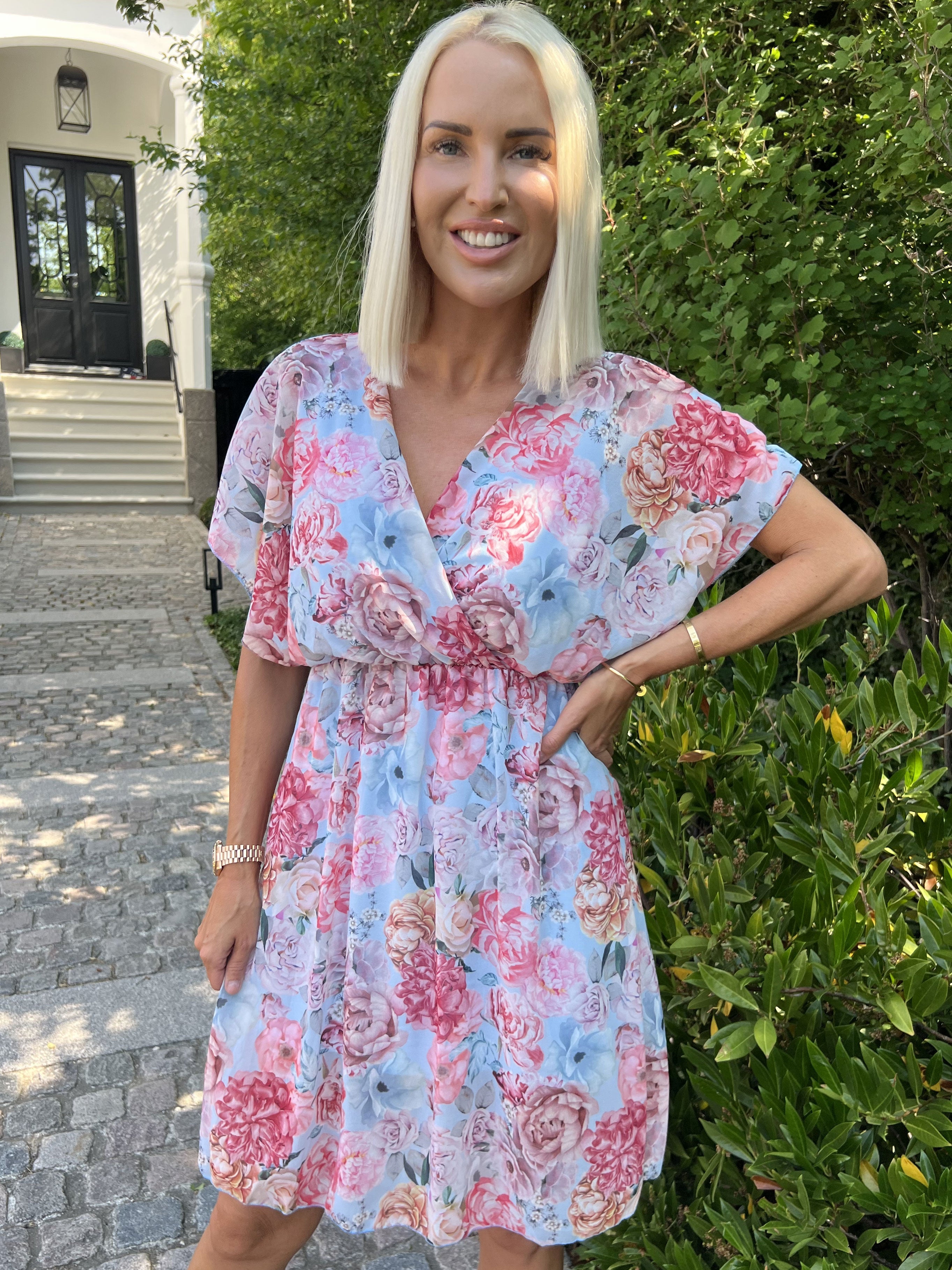 Ibis - Söt sommarklänning i blommigt mönster - Light blue