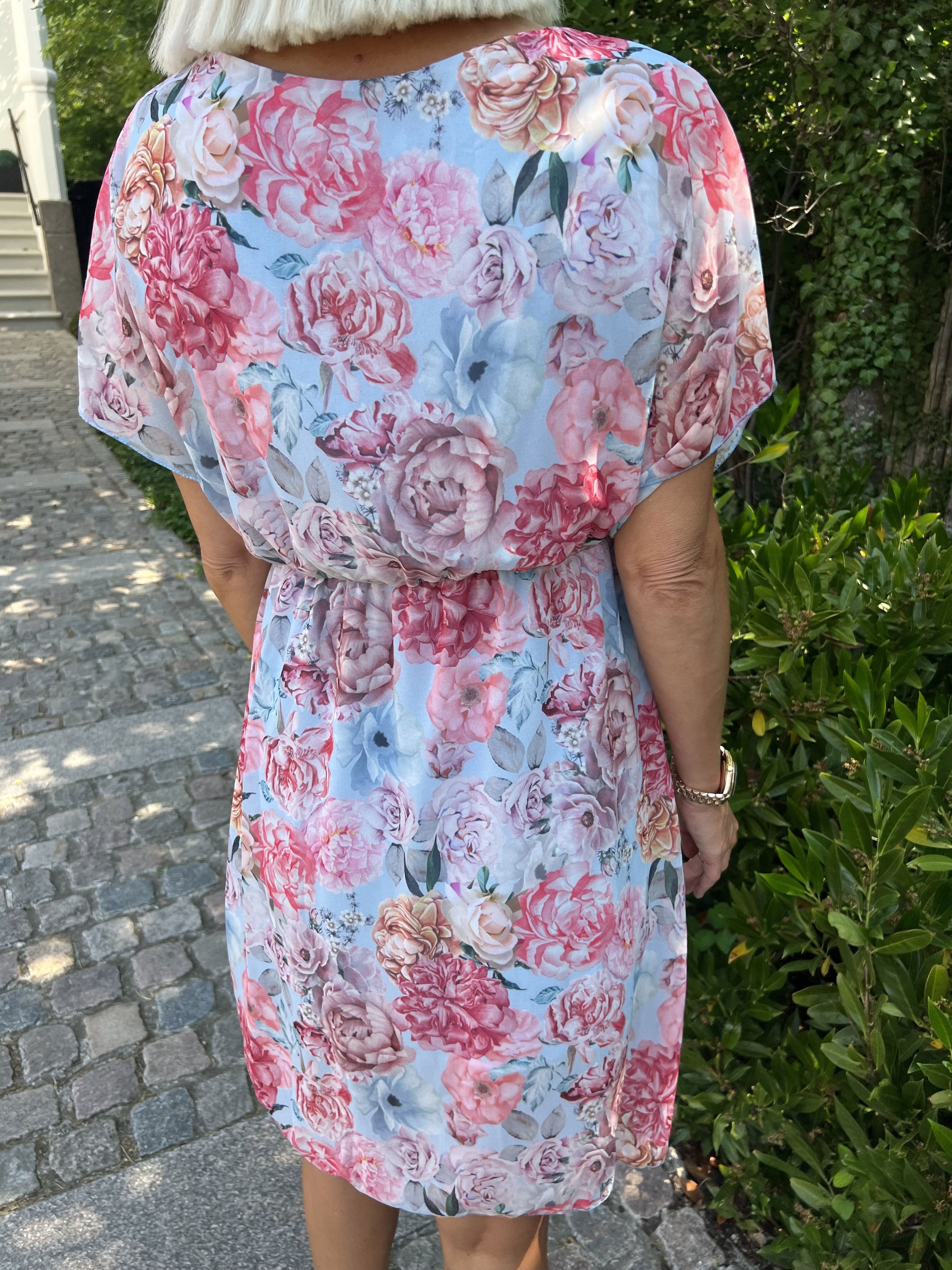 Ibis - Söt sommarklänning i blommigt mönster - White