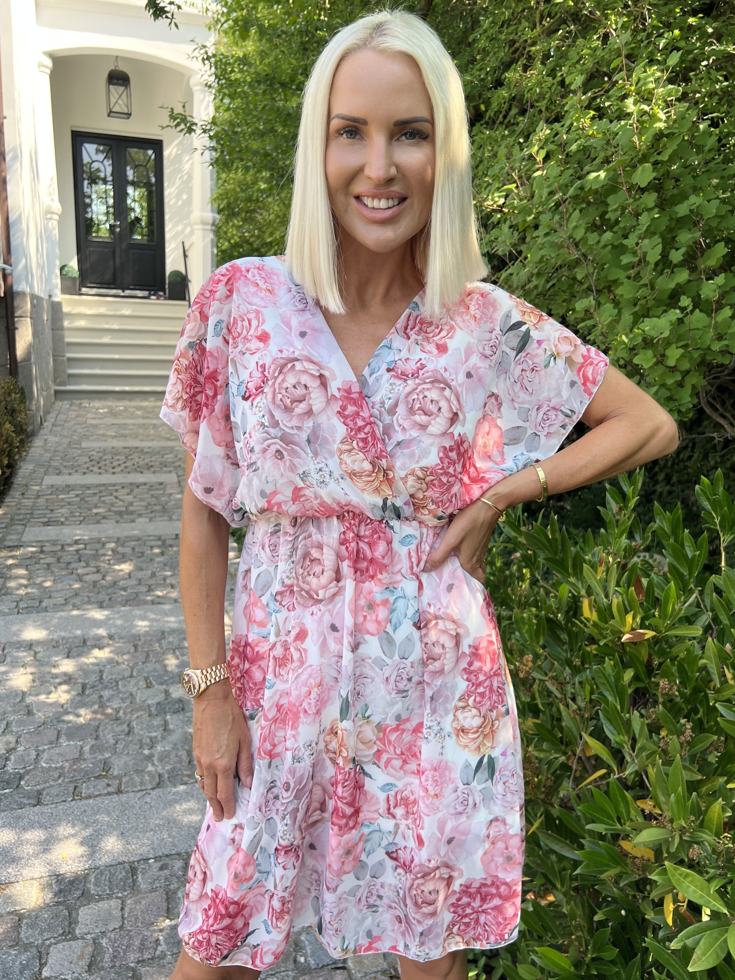 Ibis - Söt sommarklänning i blommigt mönster - White