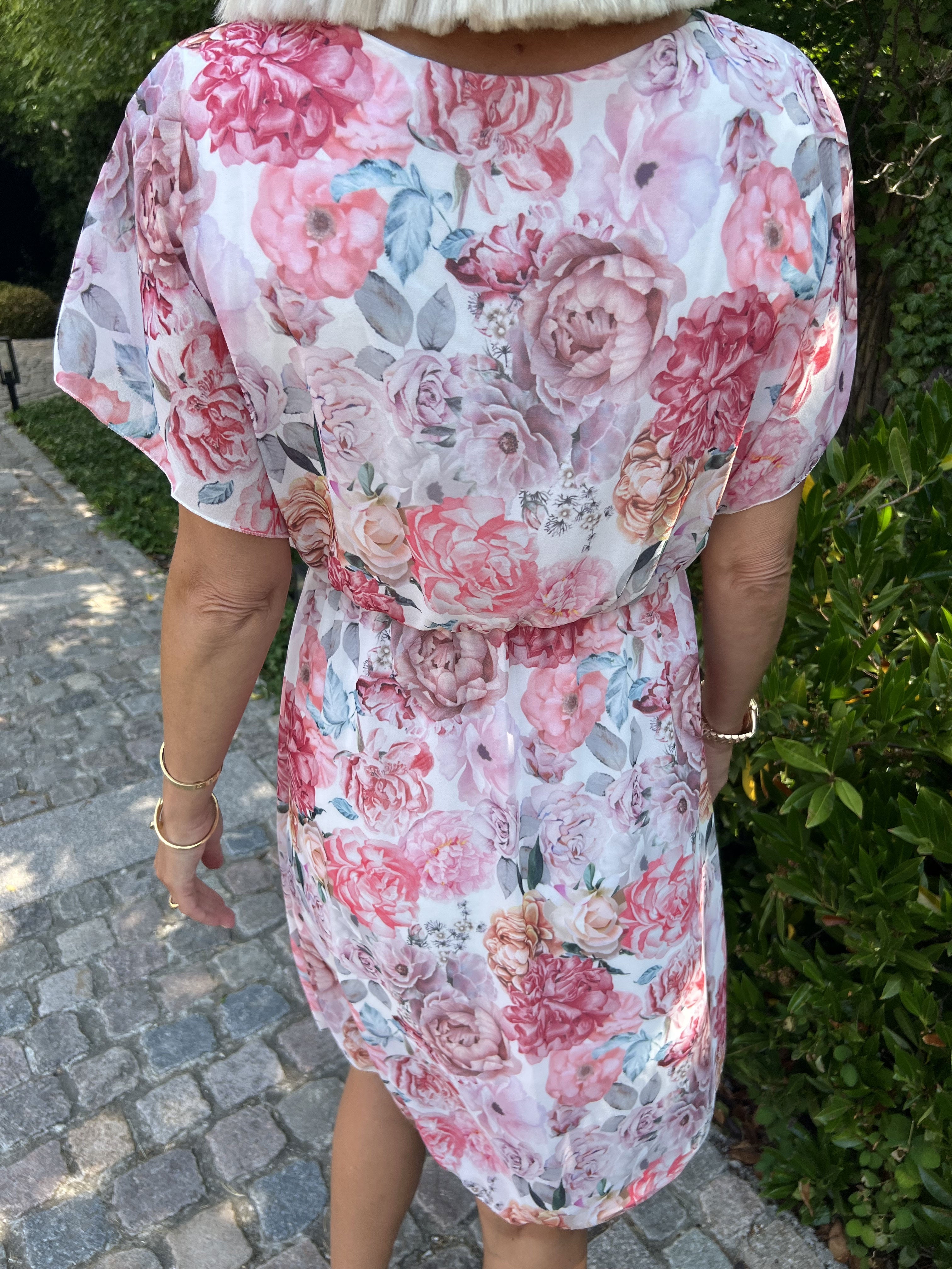 Ibis - Söt sommarklänning i blommigt mönster - Black