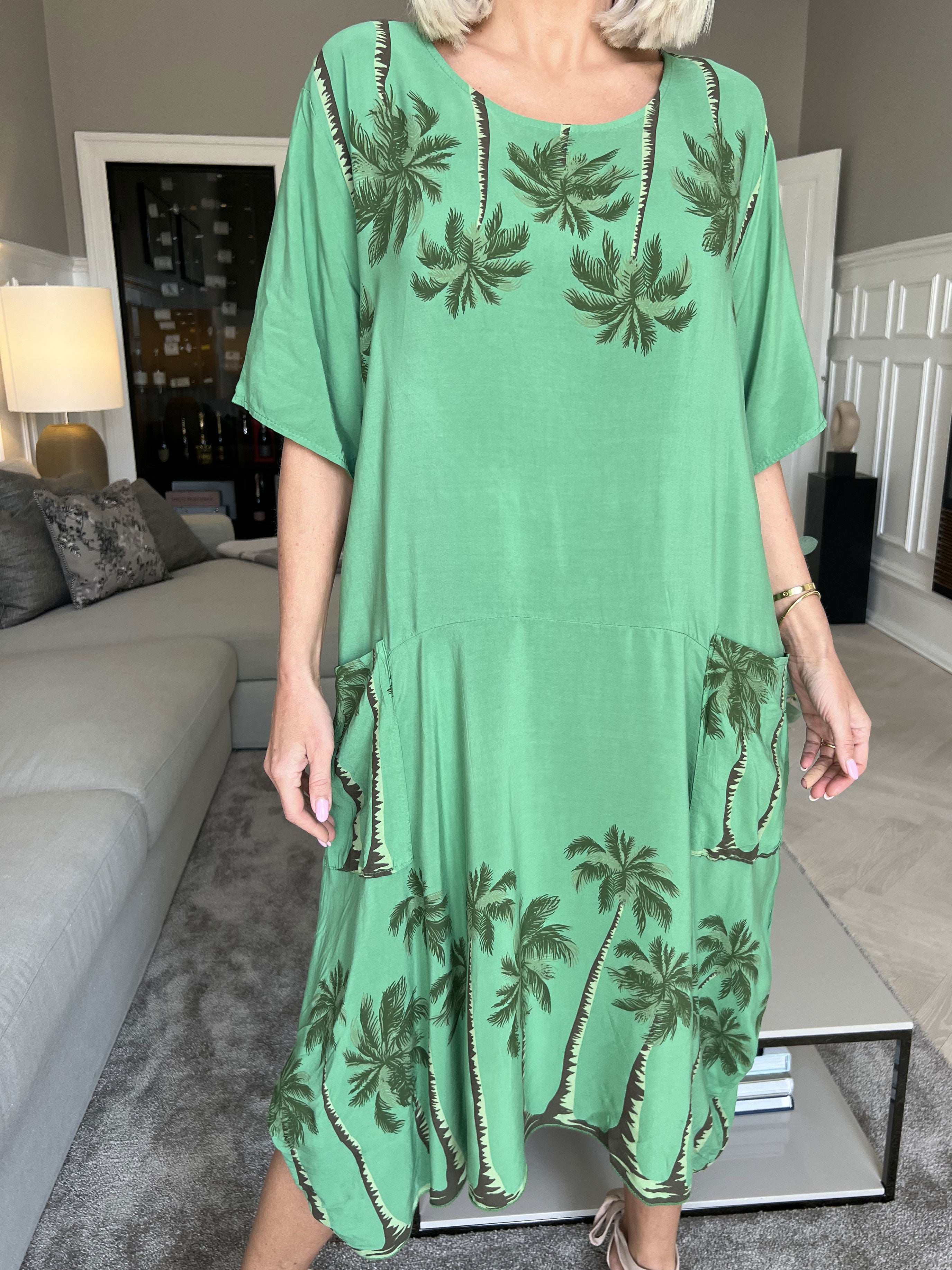 Idaline - Söt sommarklänning med palmmotiv och fickor - Black