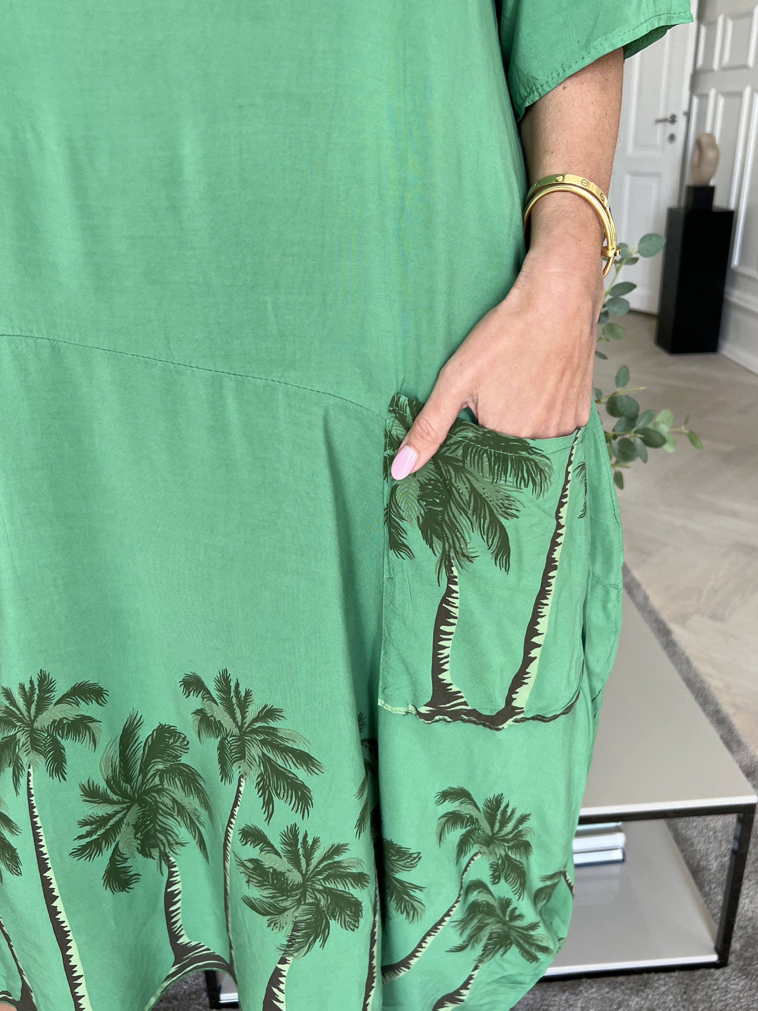 Idaline - Söt sommarklänning med palmmotiv och fickor - Green