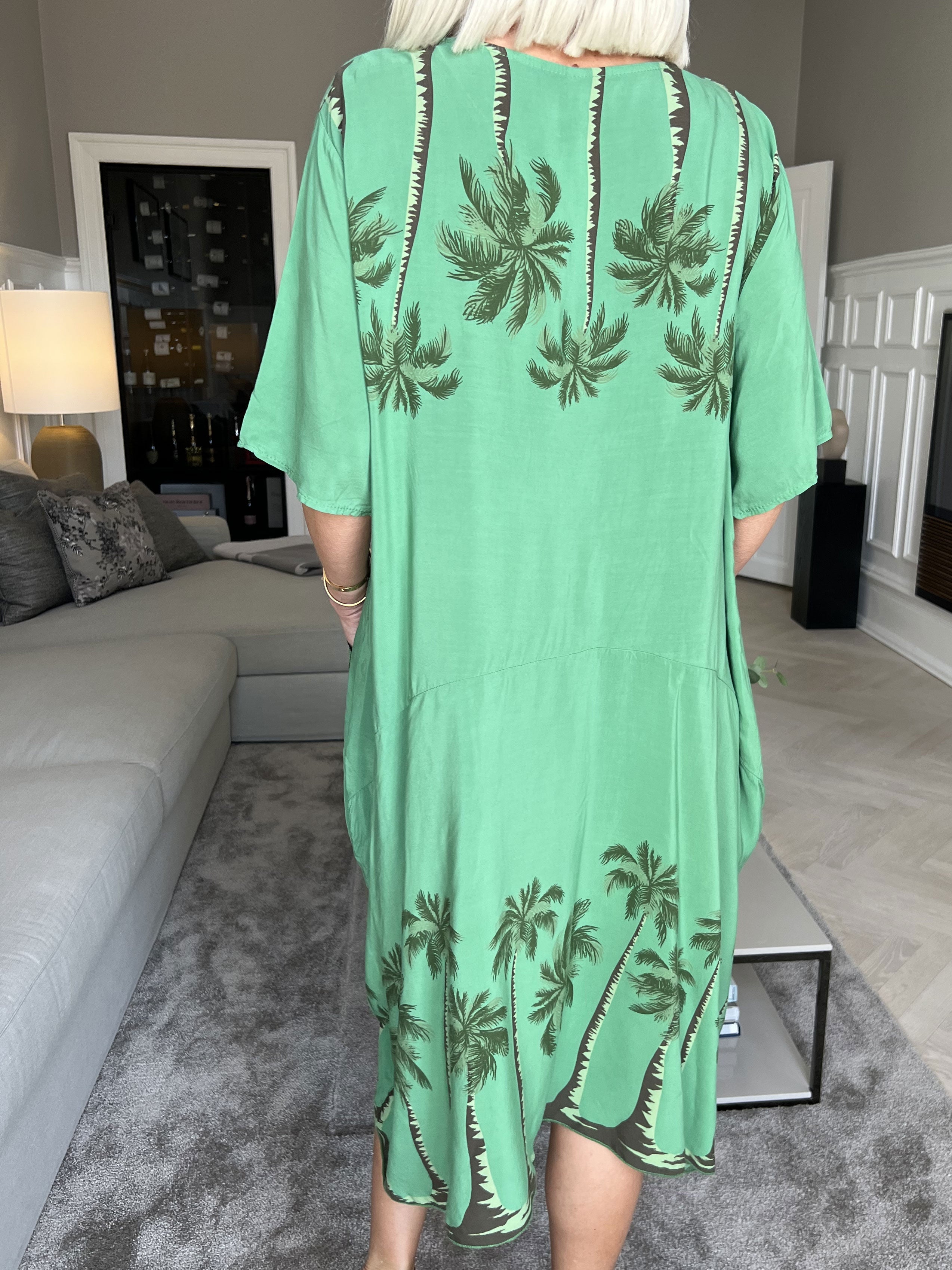 Idaline - Söt sommarklänning med palmmotiv och fickor - Pink