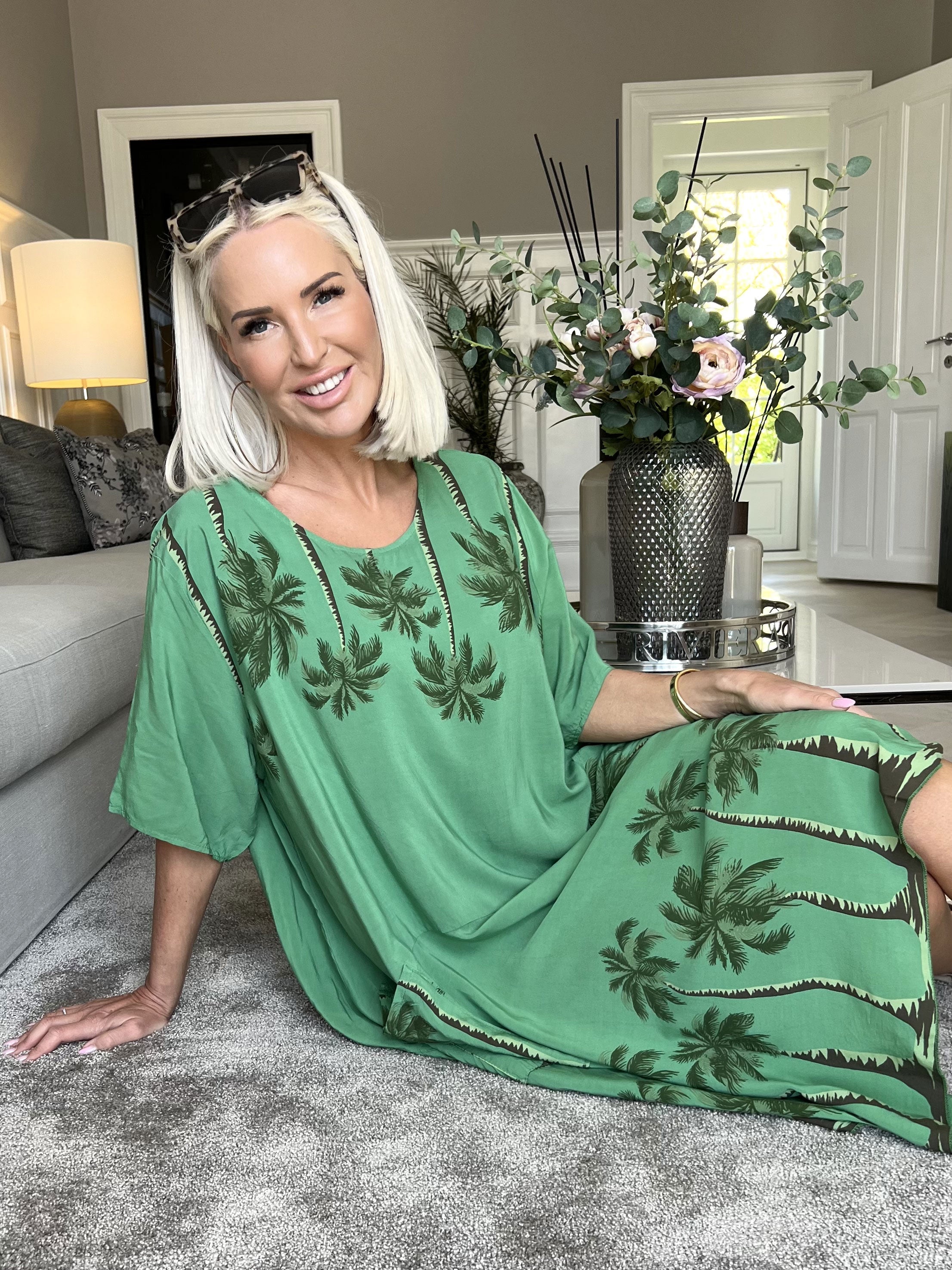 Idaline - Söt sommarklänning med palmmotiv och fickor