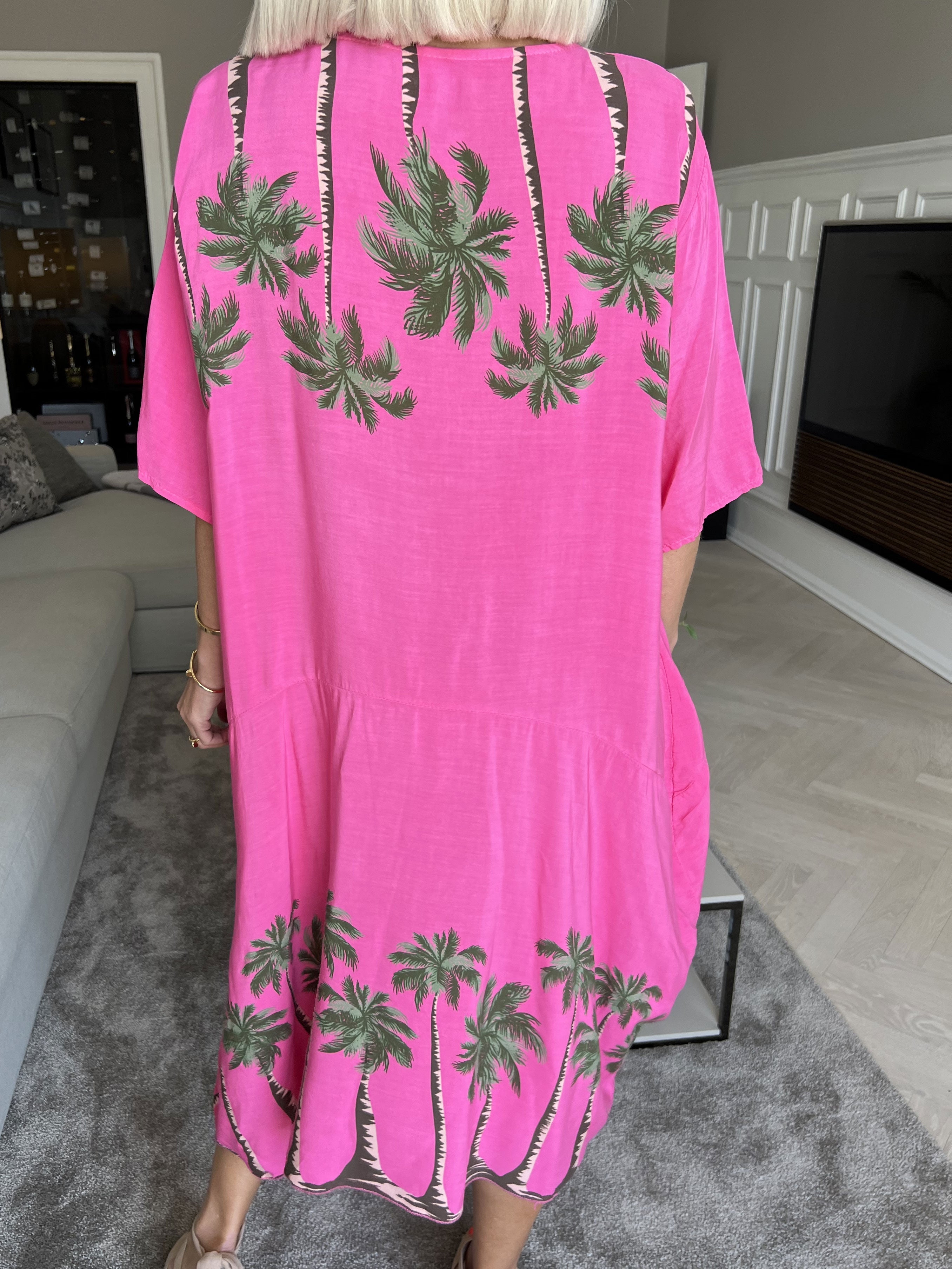 Idaline - Söt sommarklänning med palmmotiv och fickor