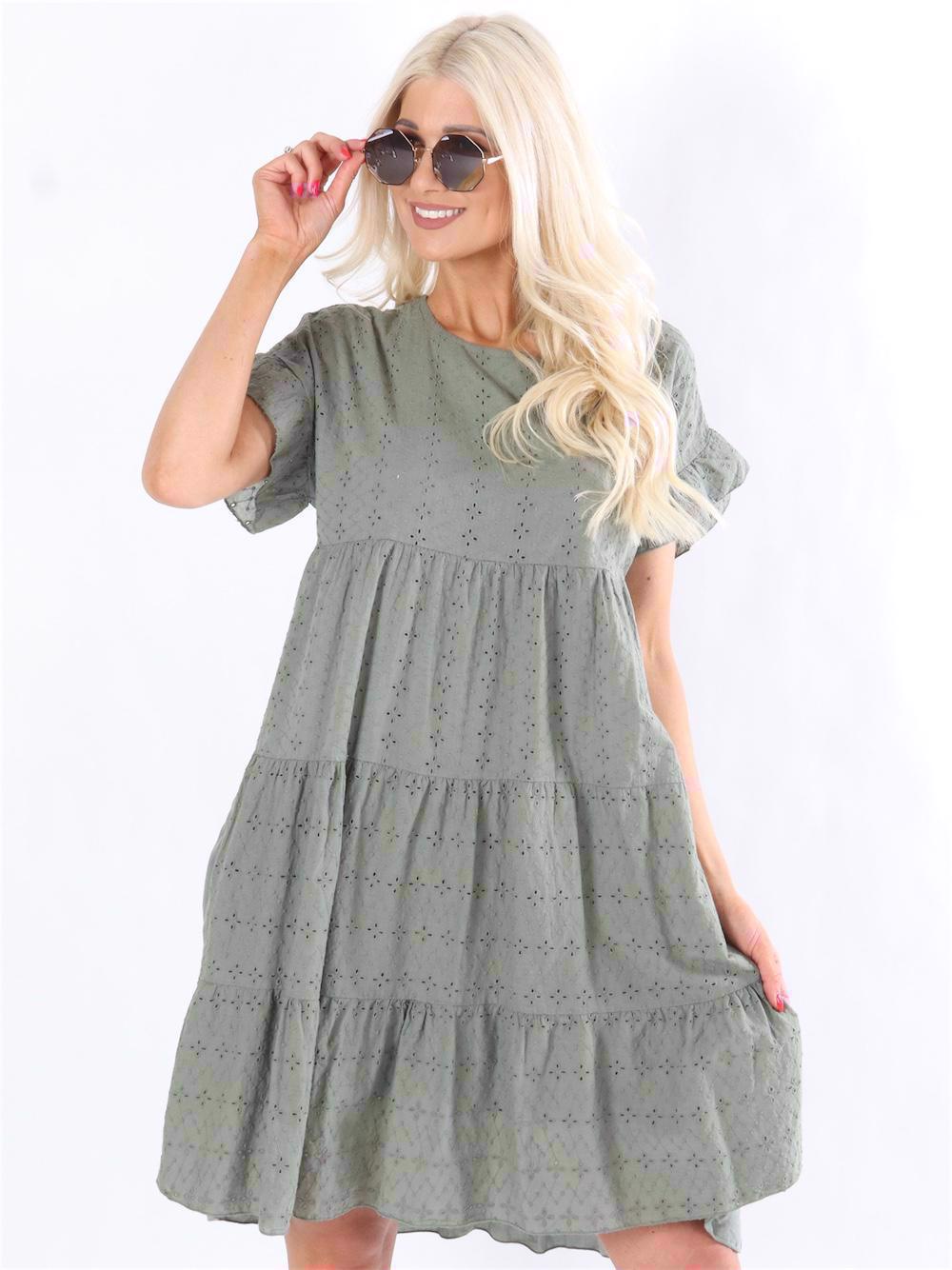 Idania - Söt klänning med broderie anglaise framsida