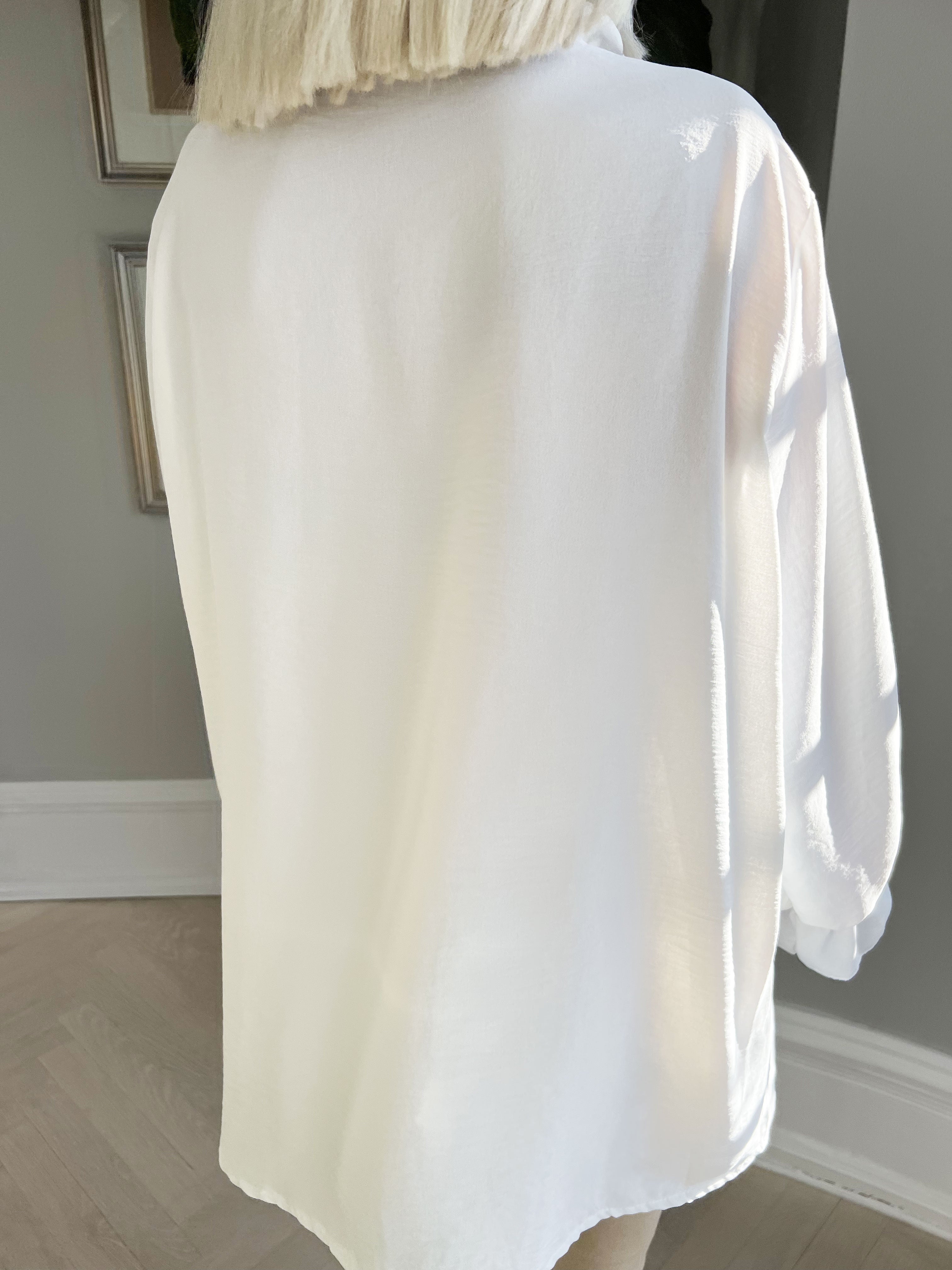 Ilsa - Söt plus size skjorta med spets och volangdetaljer