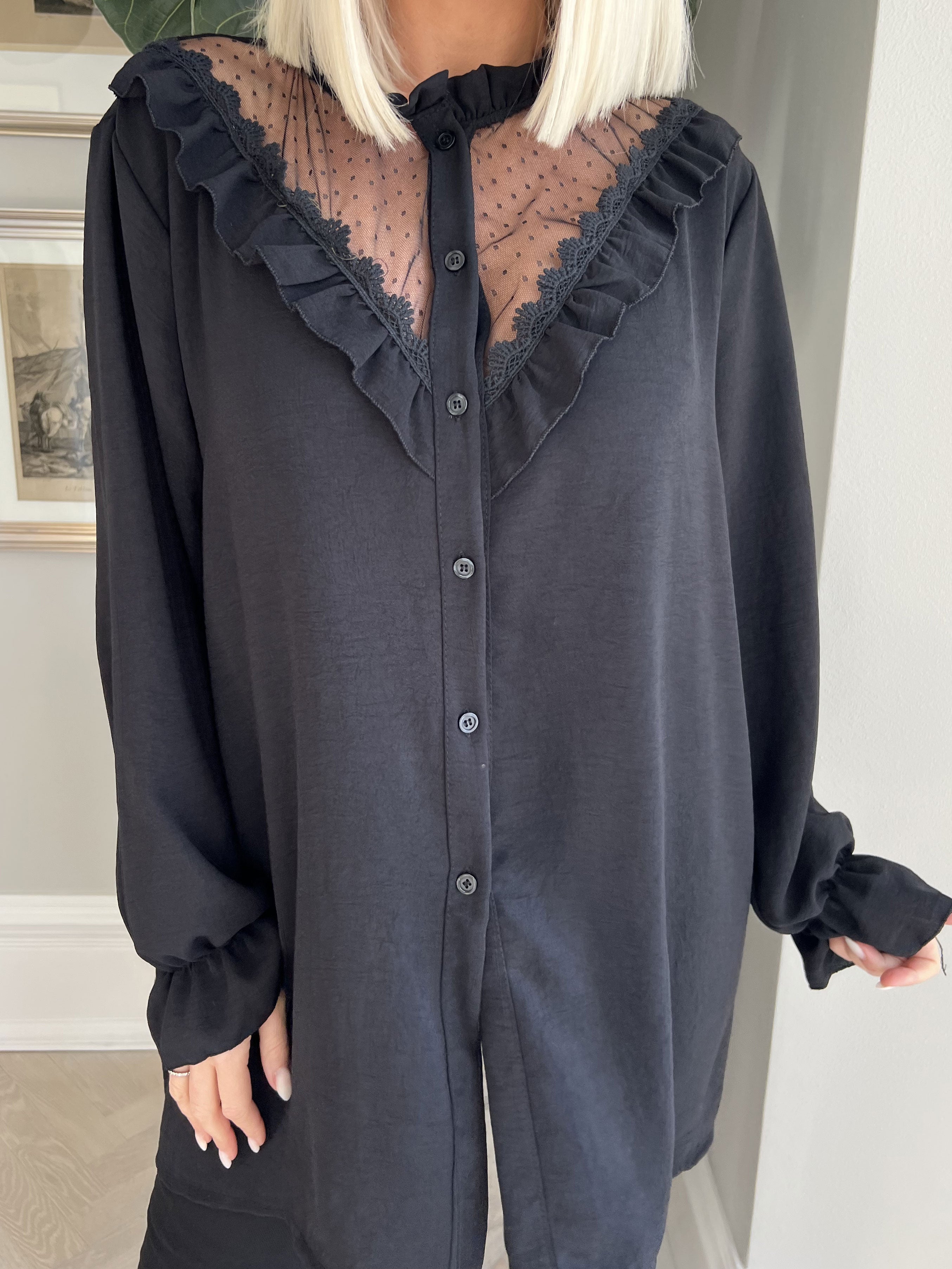 Ilsa - Söt plus size skjorta med spets och volangdetaljer