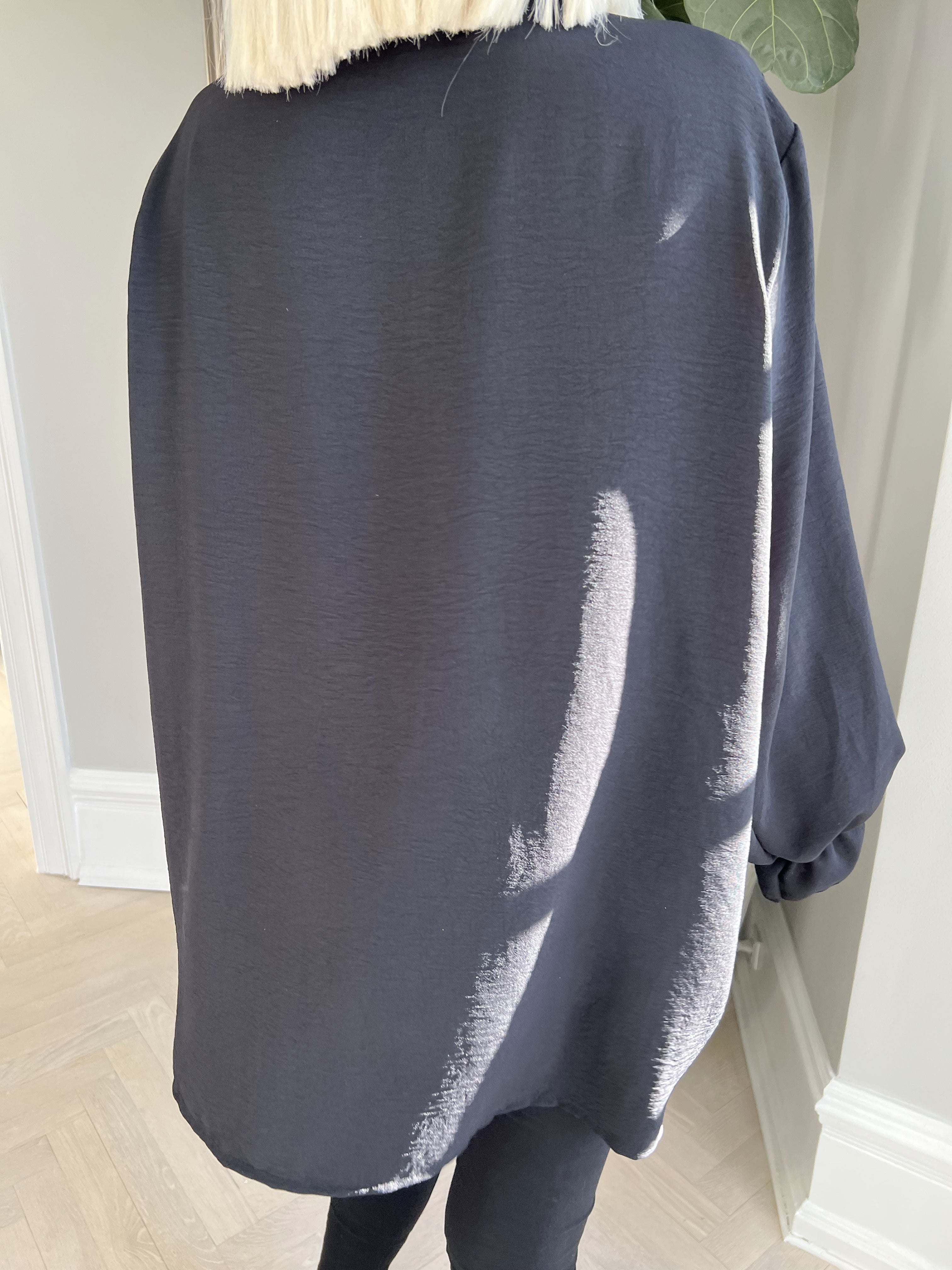 Ilsa - Söt plus size skjorta med spets och volangdetaljer