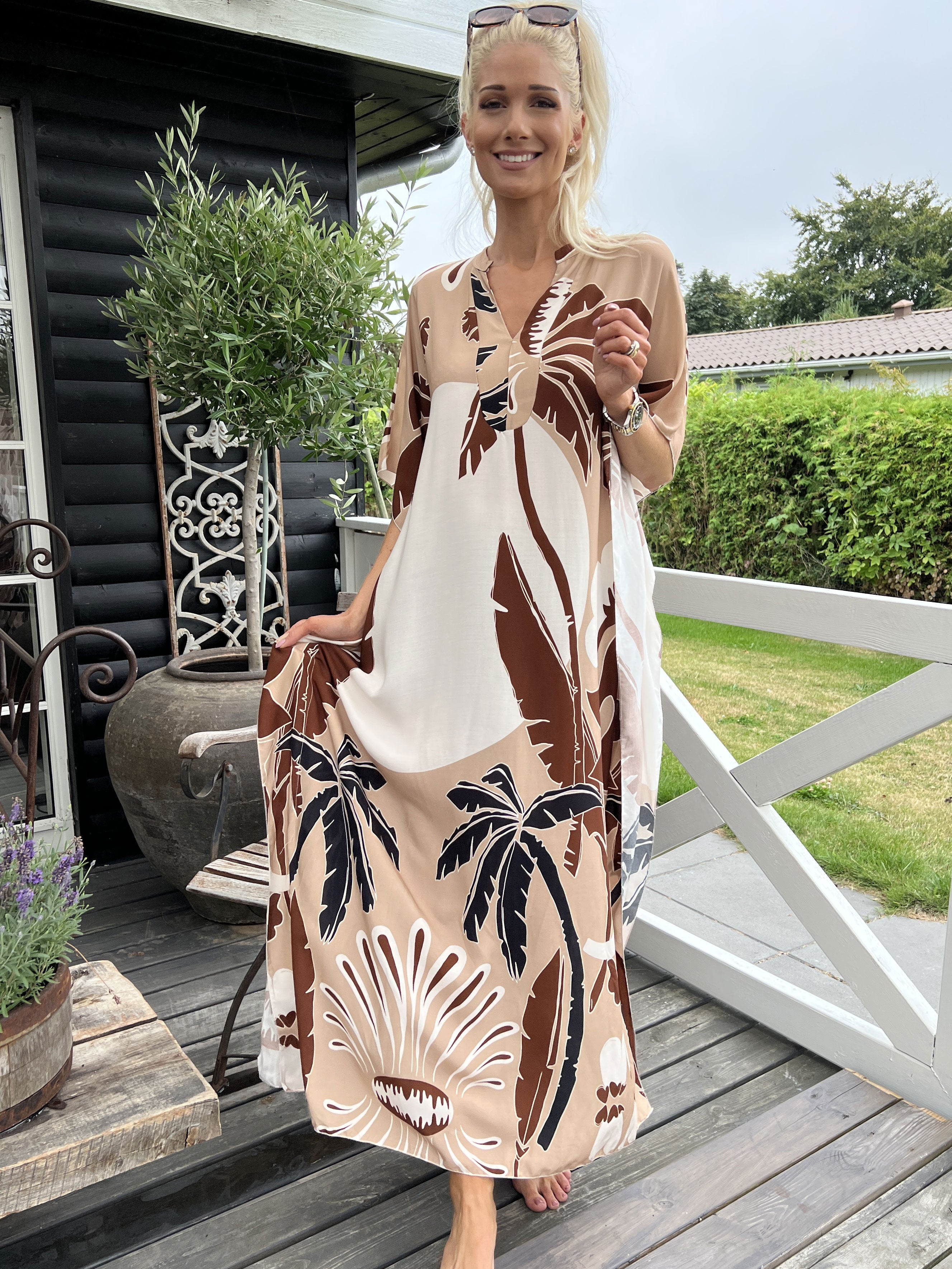 Ilya - Lång lös klänning med stort bladmönster