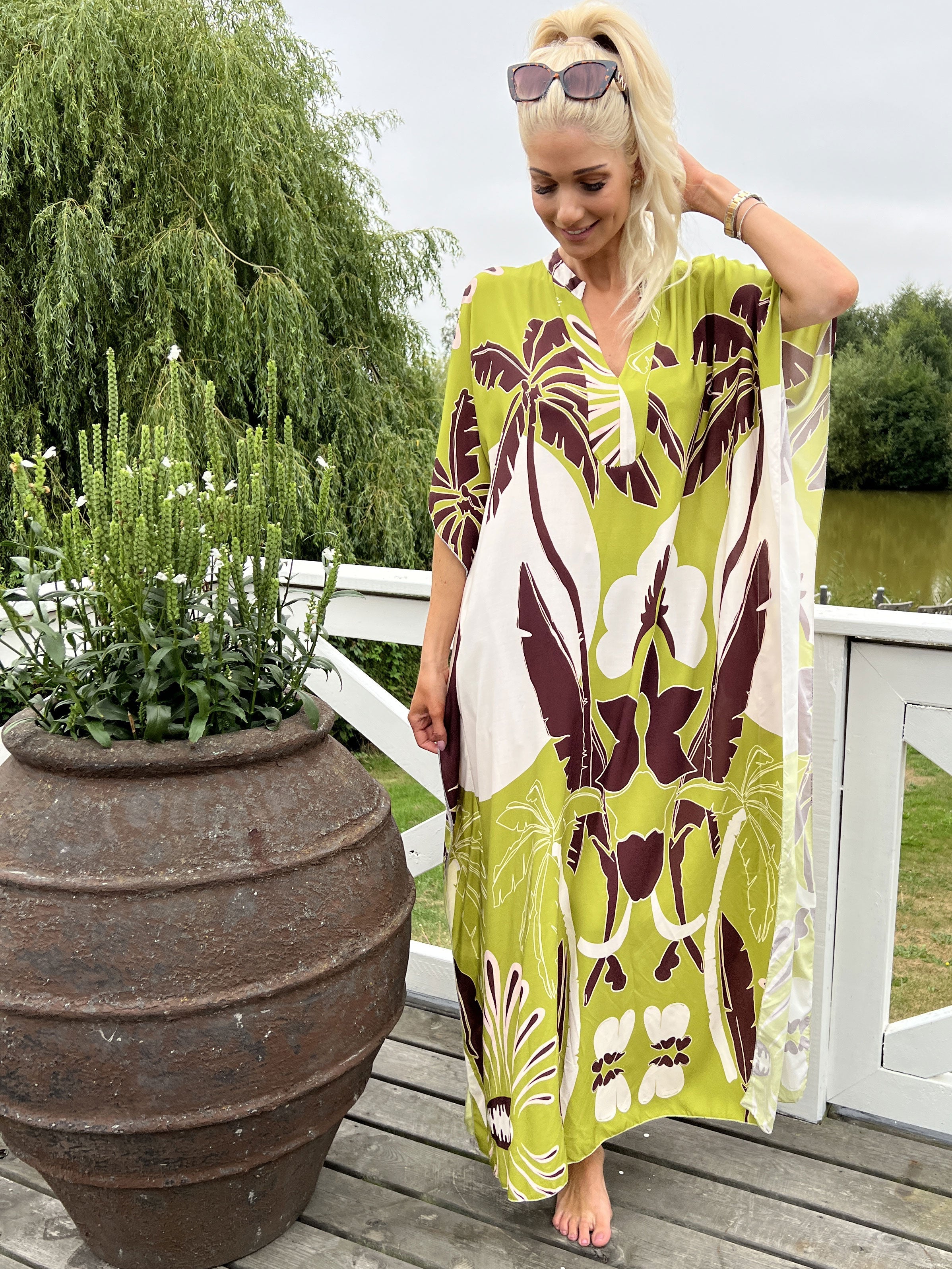 Ilya - Lång lös klänning med stort bladmönster - Green