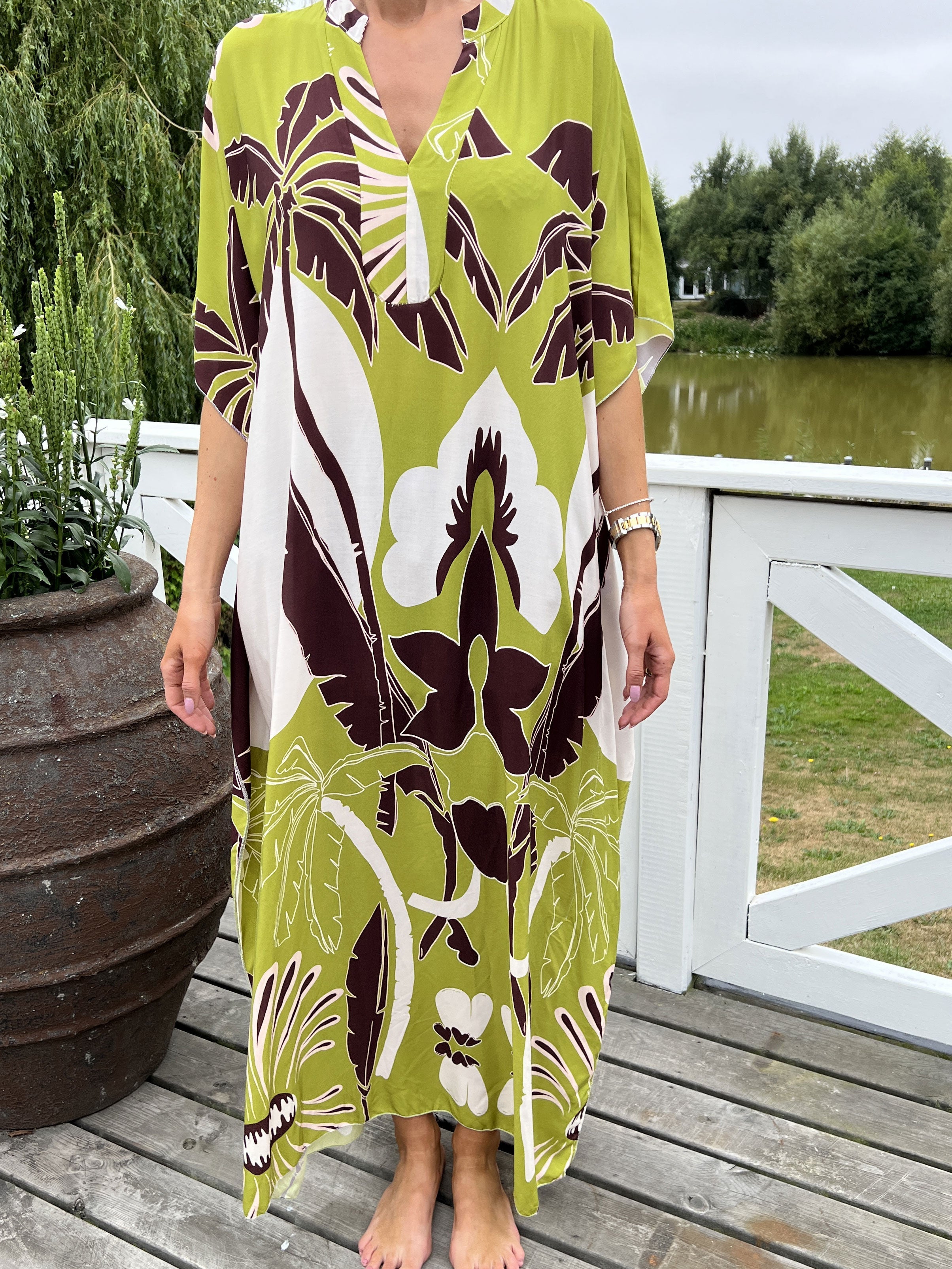 Ilya - Lång lös klänning med stort bladmönster - Black