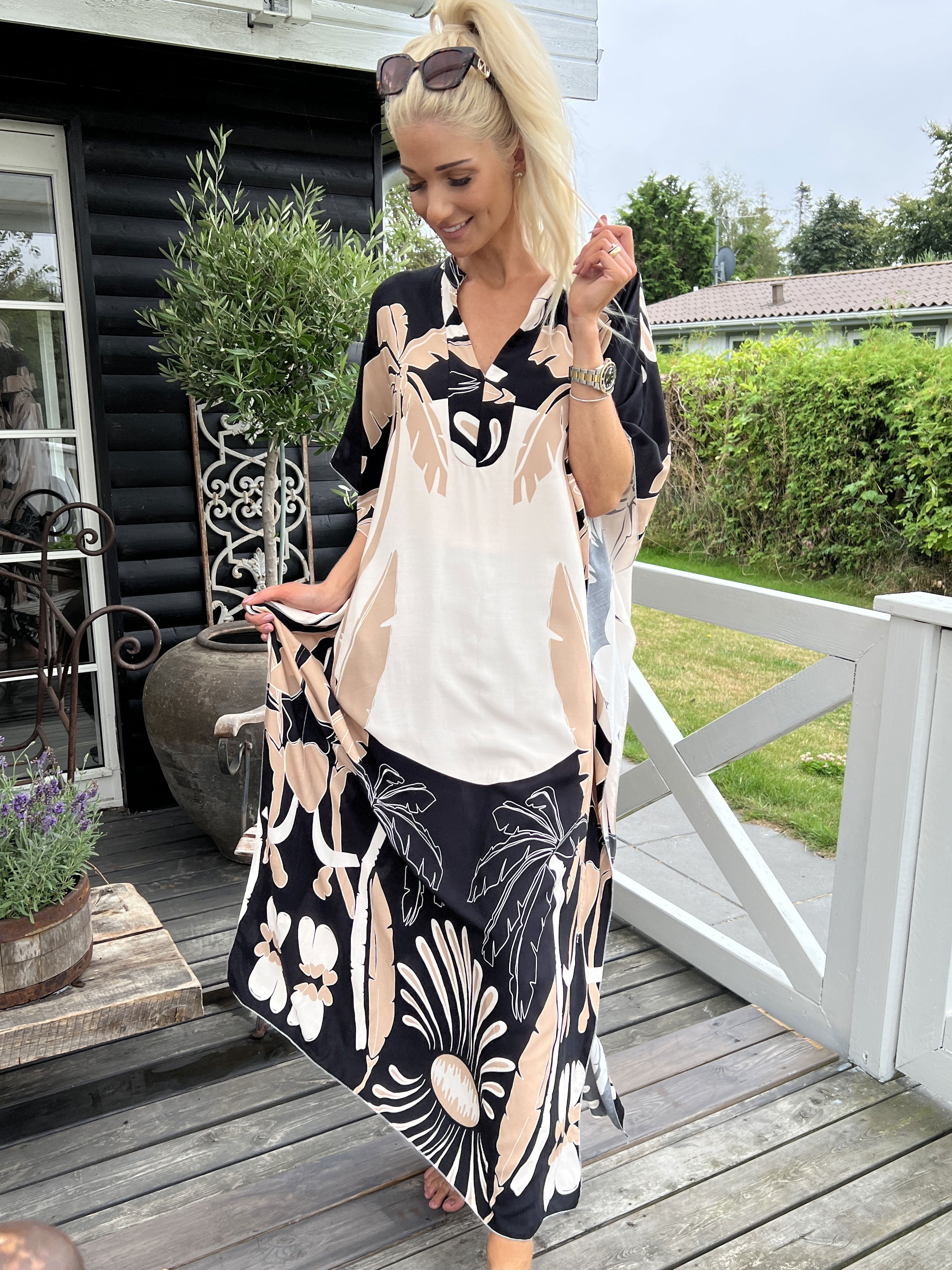 Ilya - Lång lös klänning med stort bladmönster