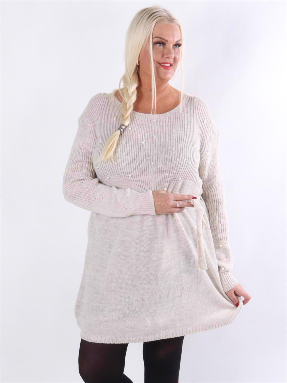 Iman - Stickad klänning med pärlor och band