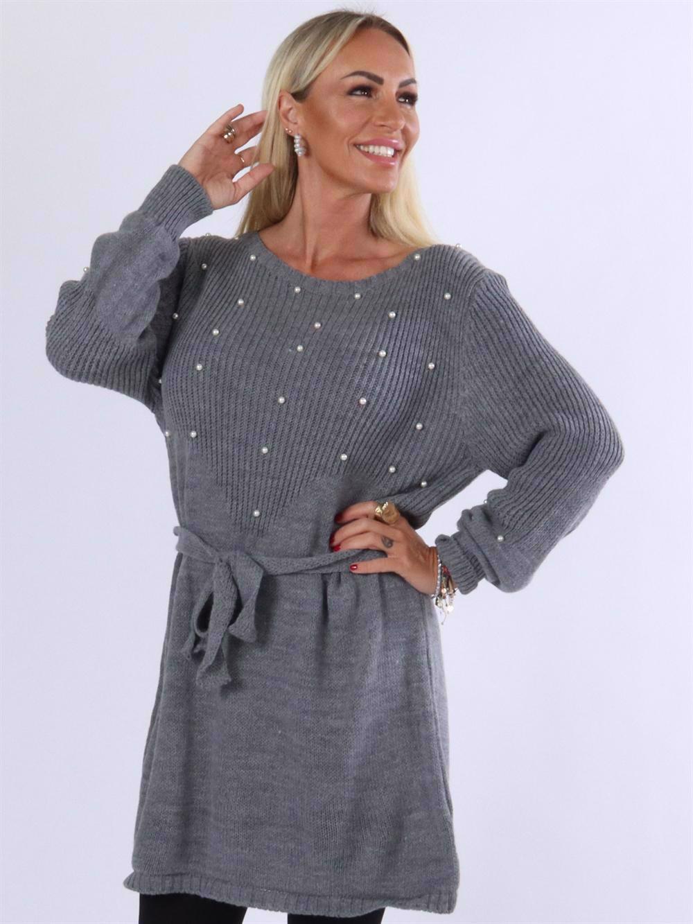 Iman - Stickad klänning med pärlor och band