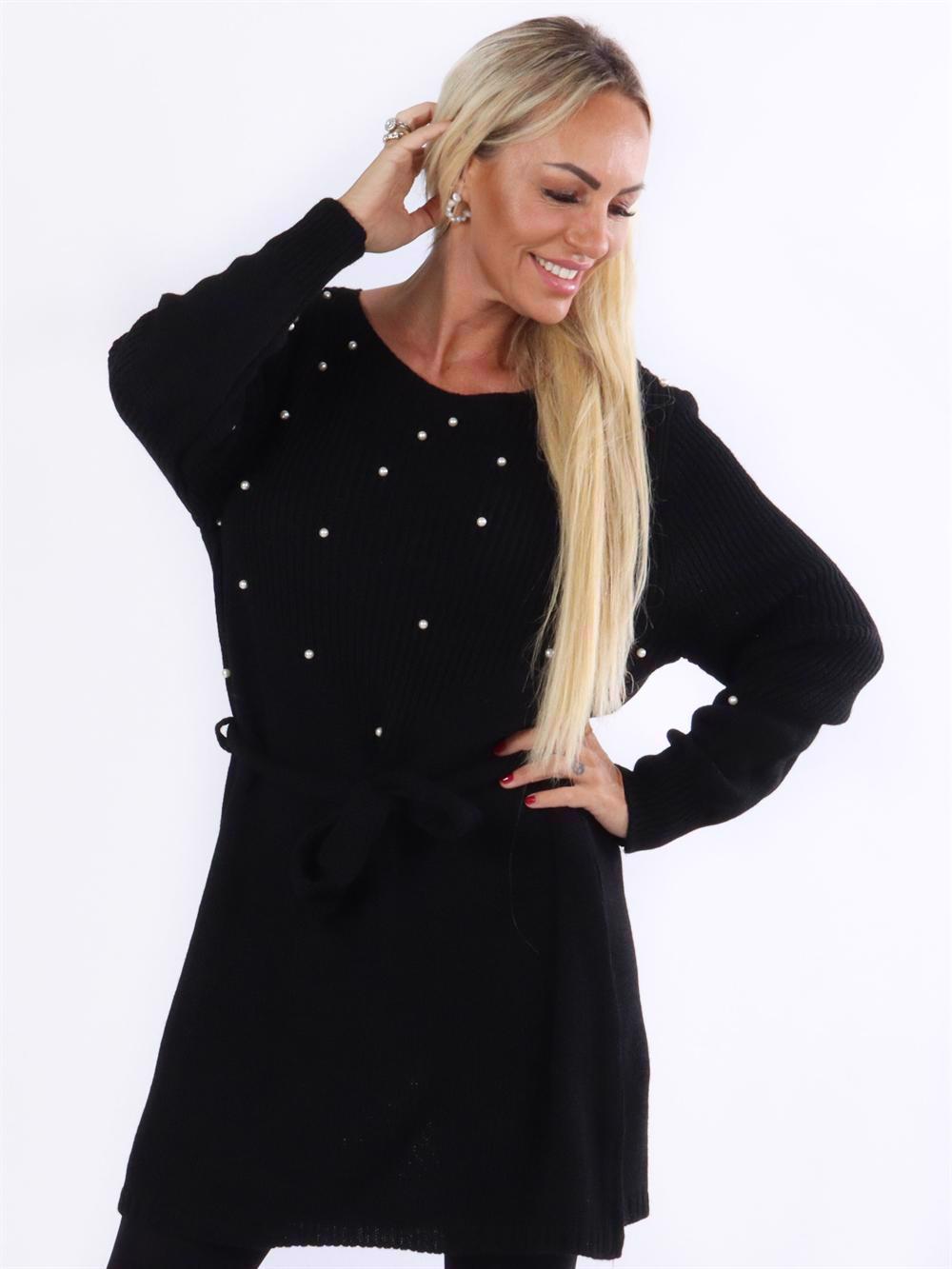 Iman - Stickad klänning med pärlor och band