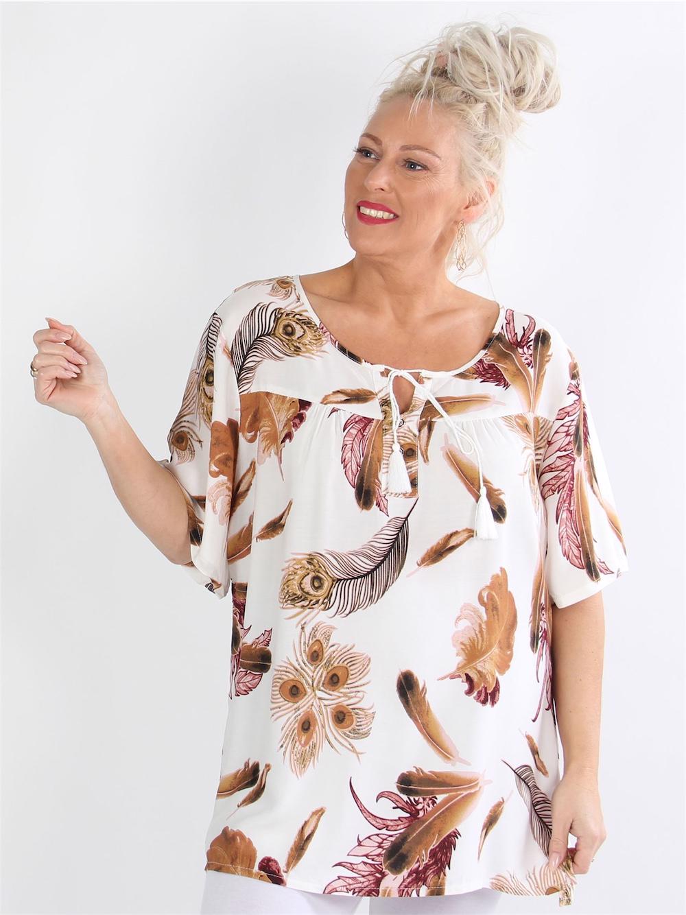 Imani - Svart tunika med fjädermotiv och korta ärmar