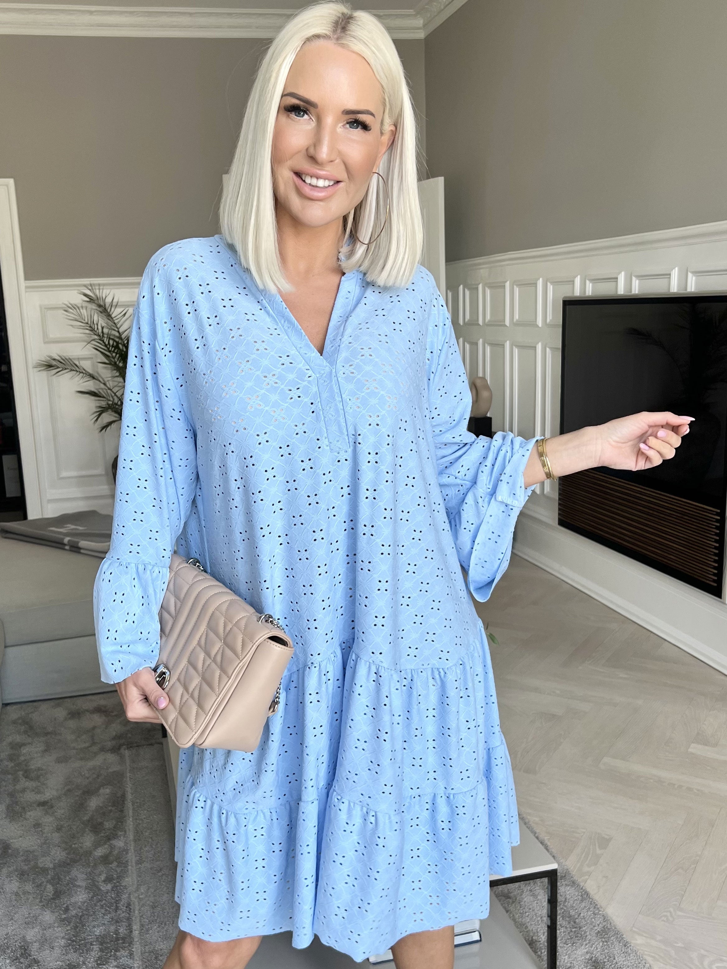 Indiana - Söt klänning med resår i broderie anglaise - Light blue