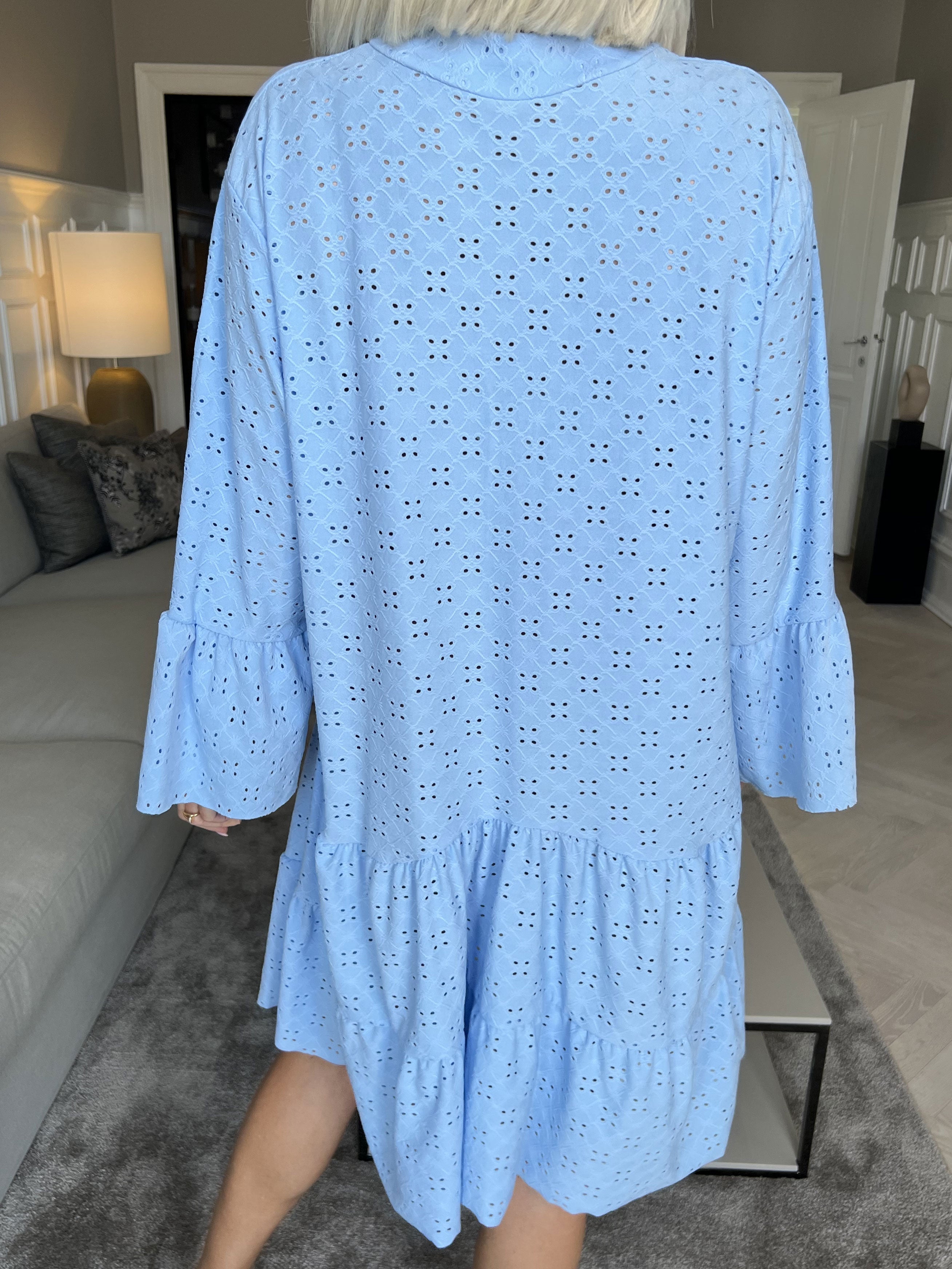 Indiana - Söt klänning med resår i broderie anglaise - Black