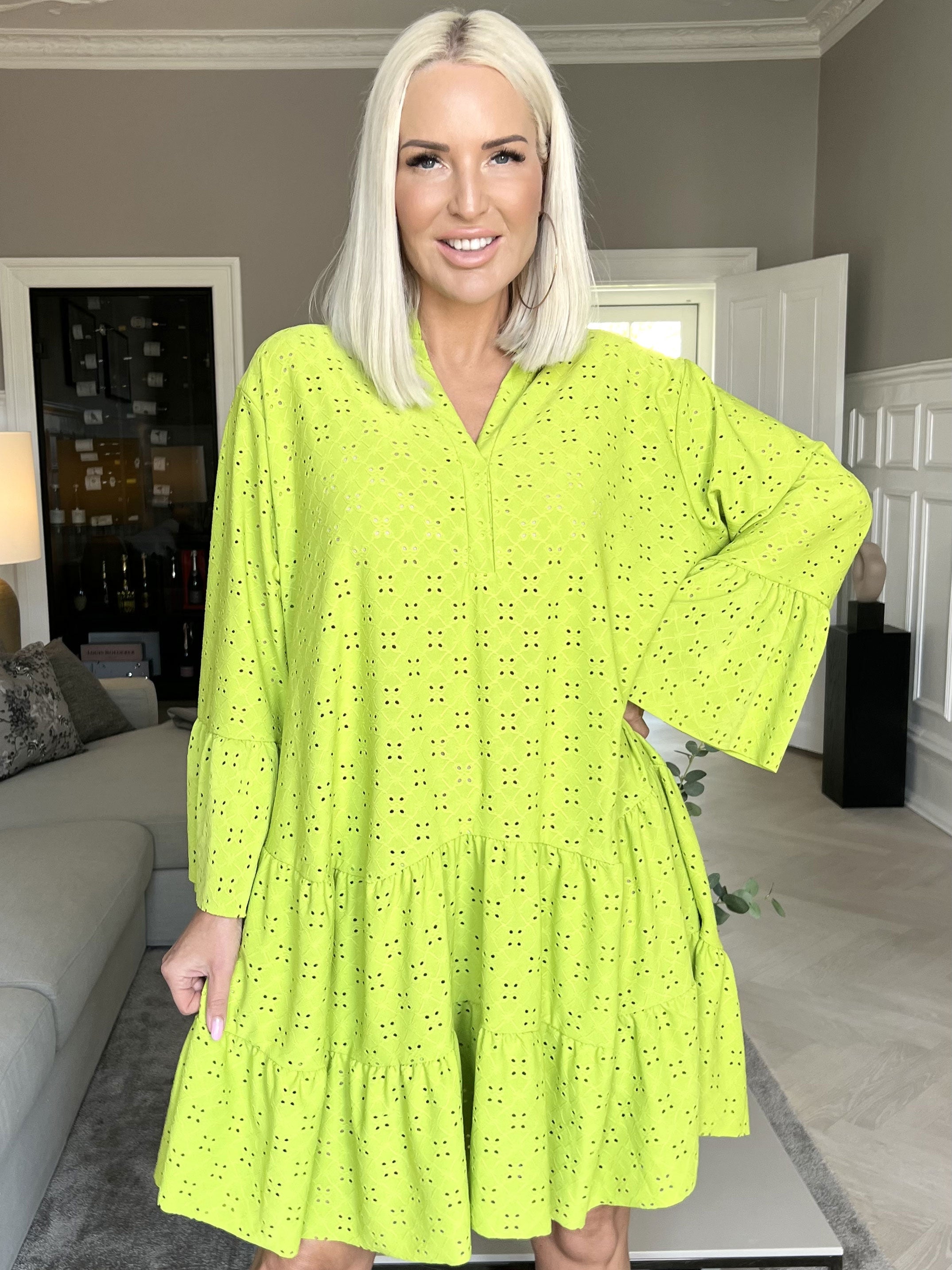 Indiana - Söt klänning med resår i broderie anglaise - Lavender