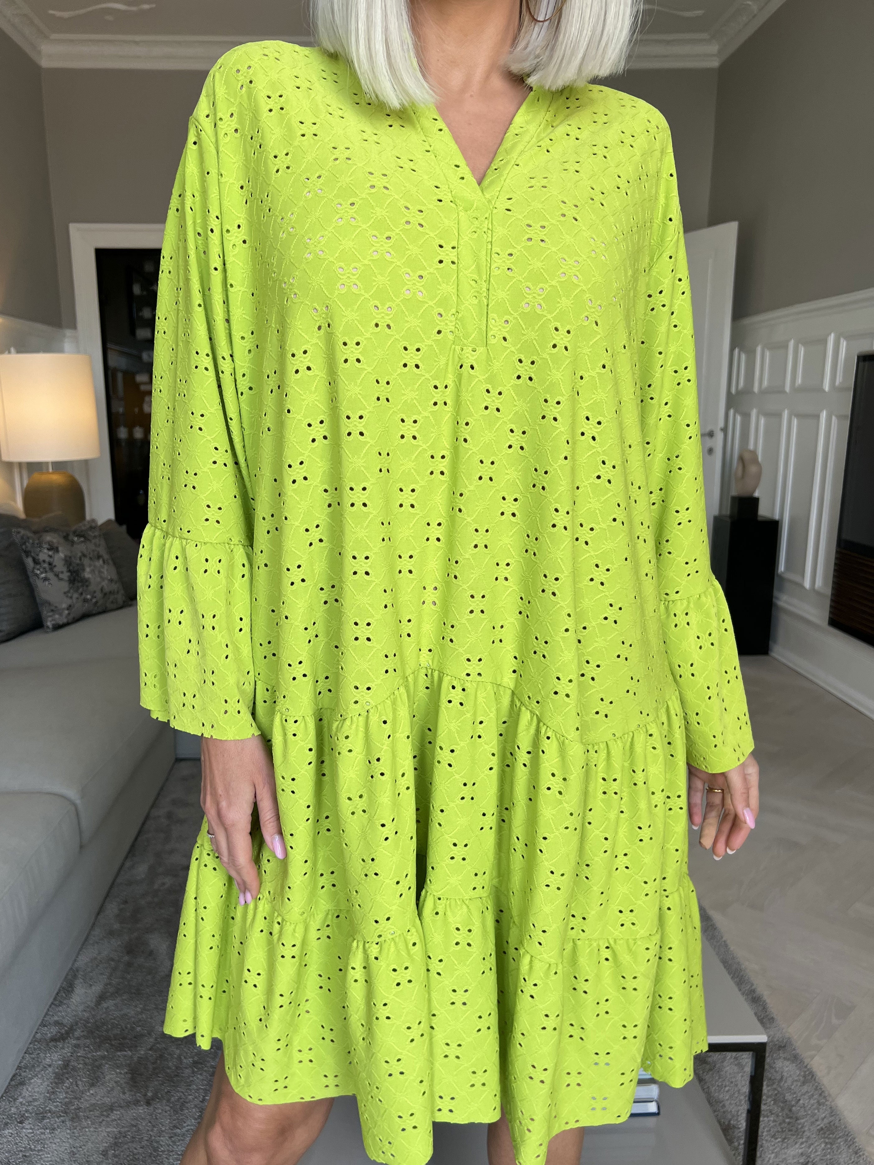 Indiana - Söt klänning med resår i broderie anglaise