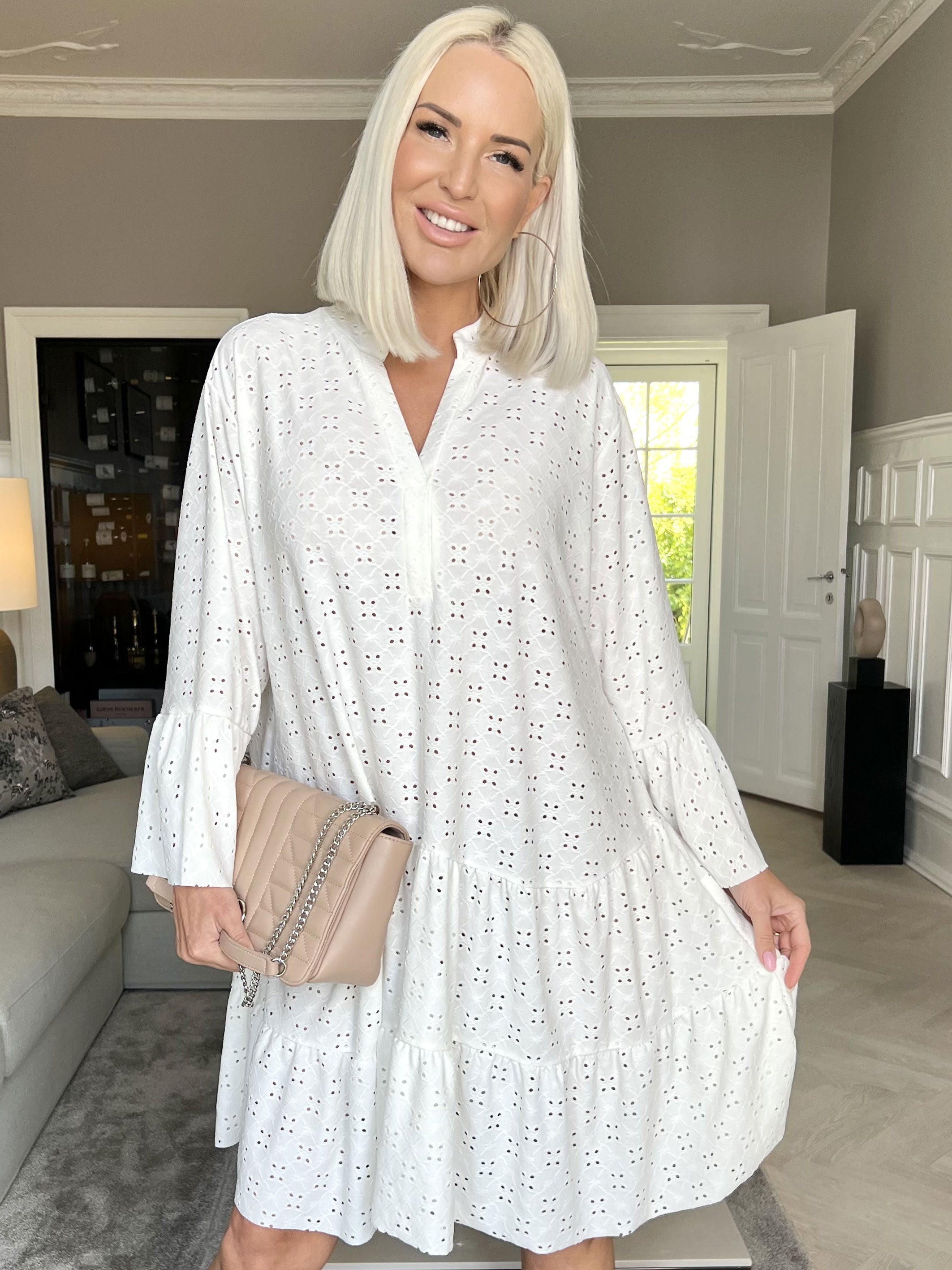 Indiana - Söt klänning med resår i broderie anglaise