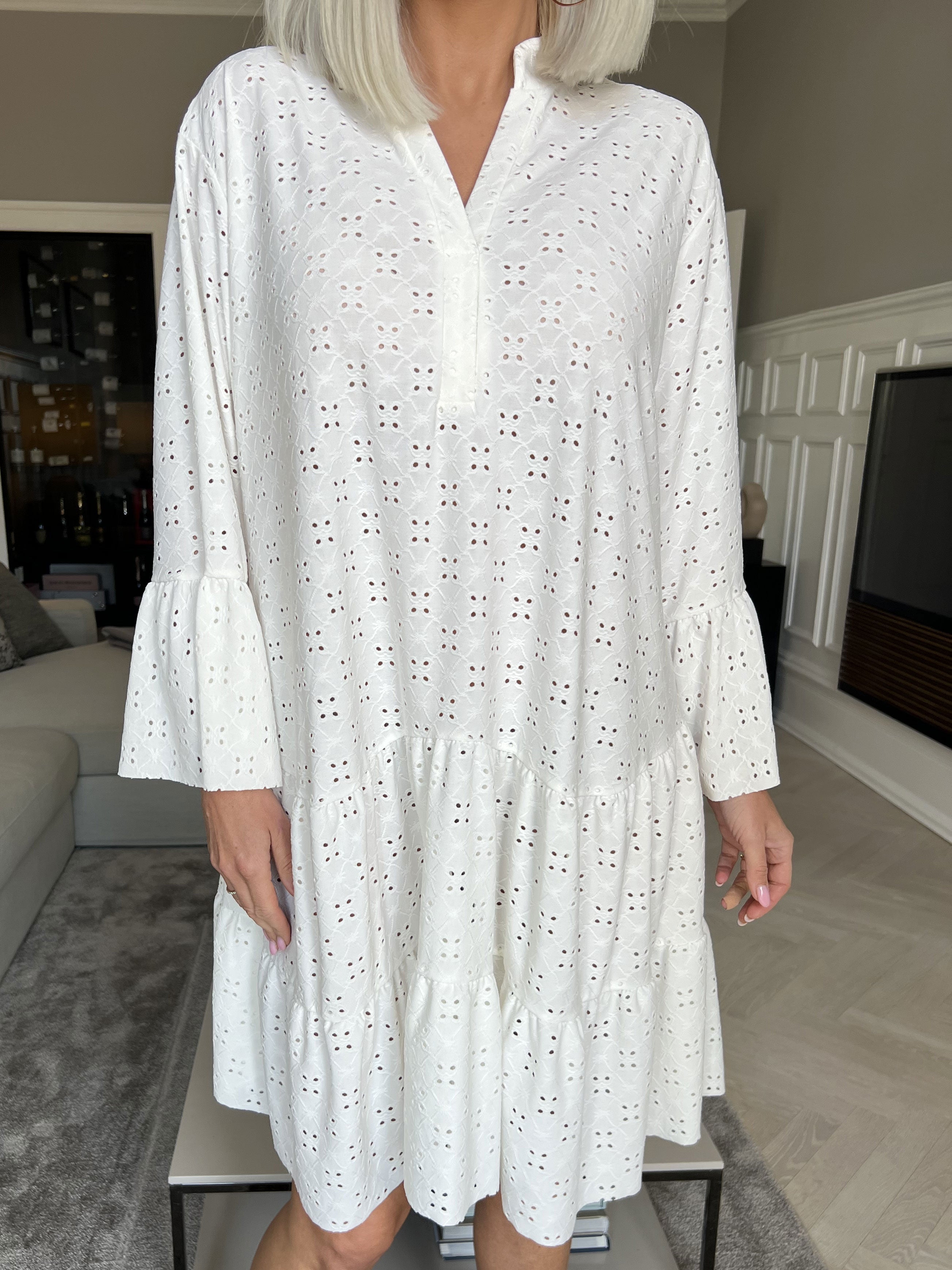 Indiana - Söt klänning med resår i broderie anglaise