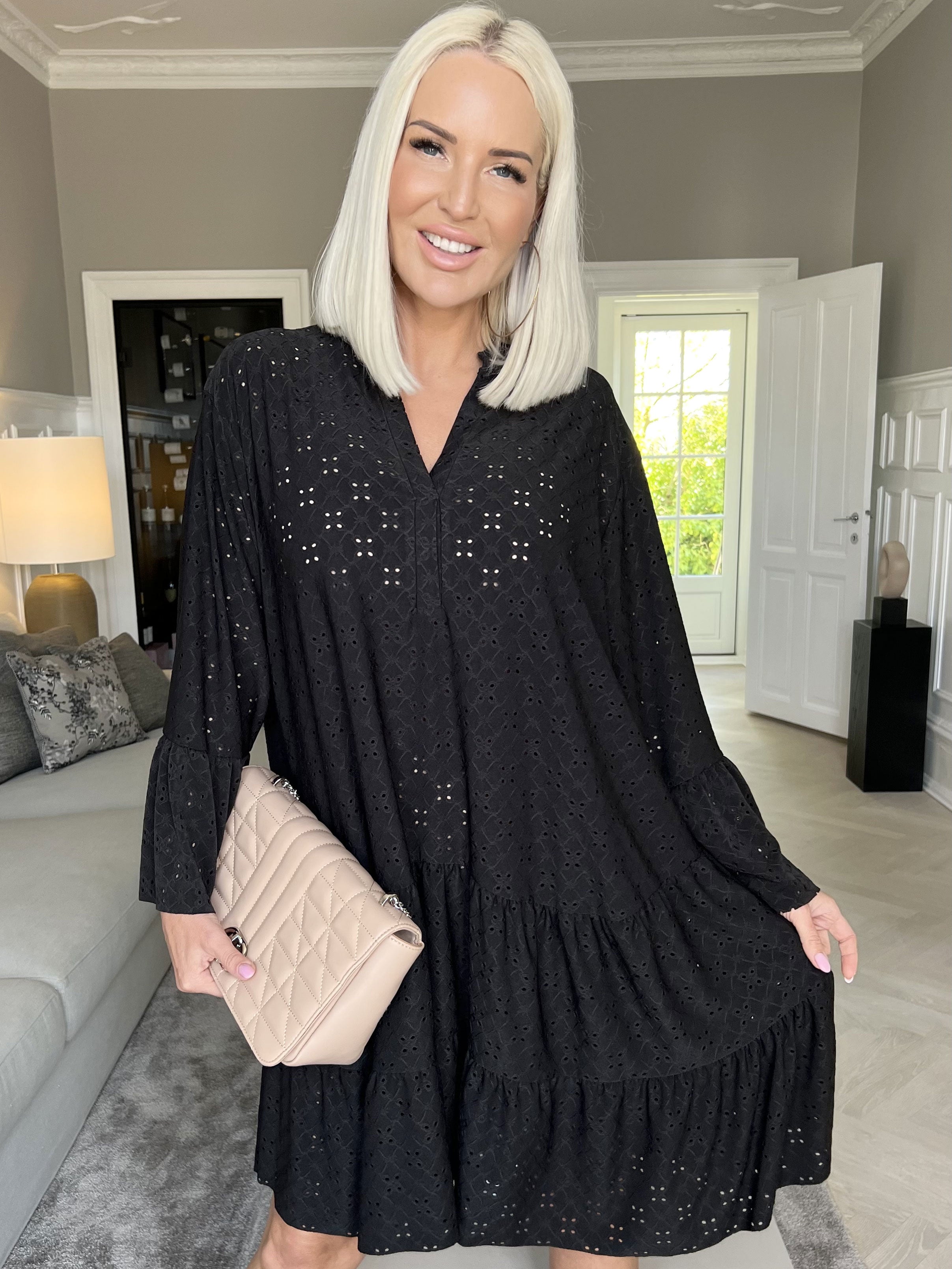 Indiana - Söt klänning med resår i broderie anglaise