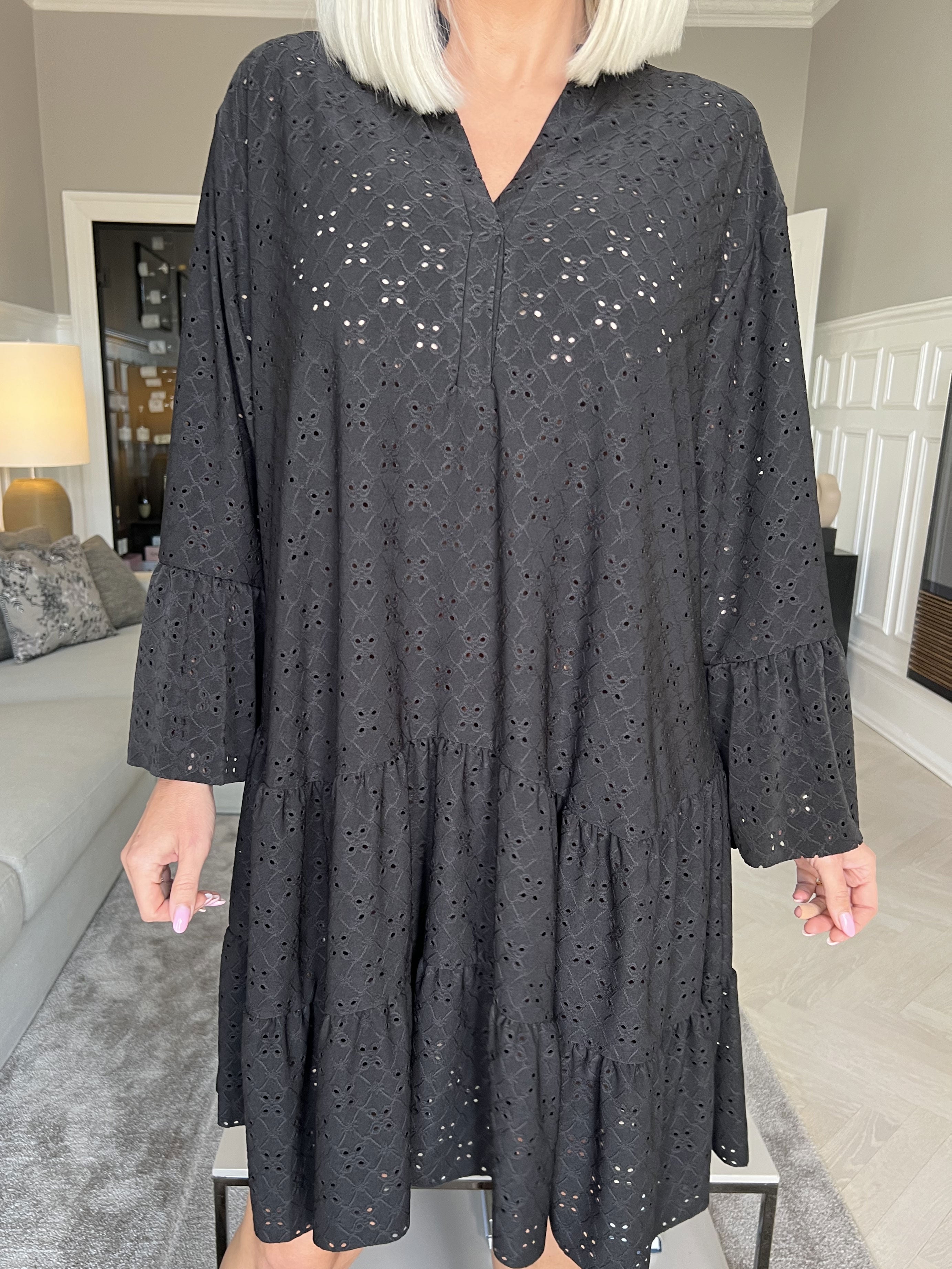 Indiana - Söt klänning med resår i broderie anglaise