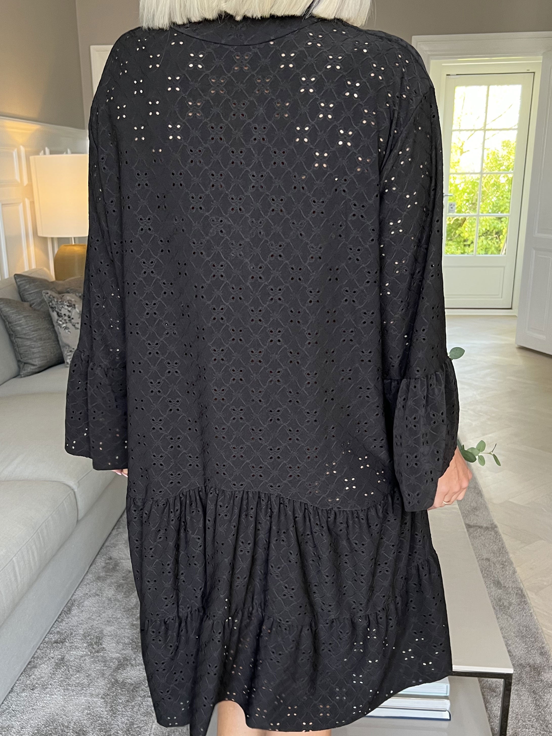 Indiana - Söt klänning med resår i broderie anglaise