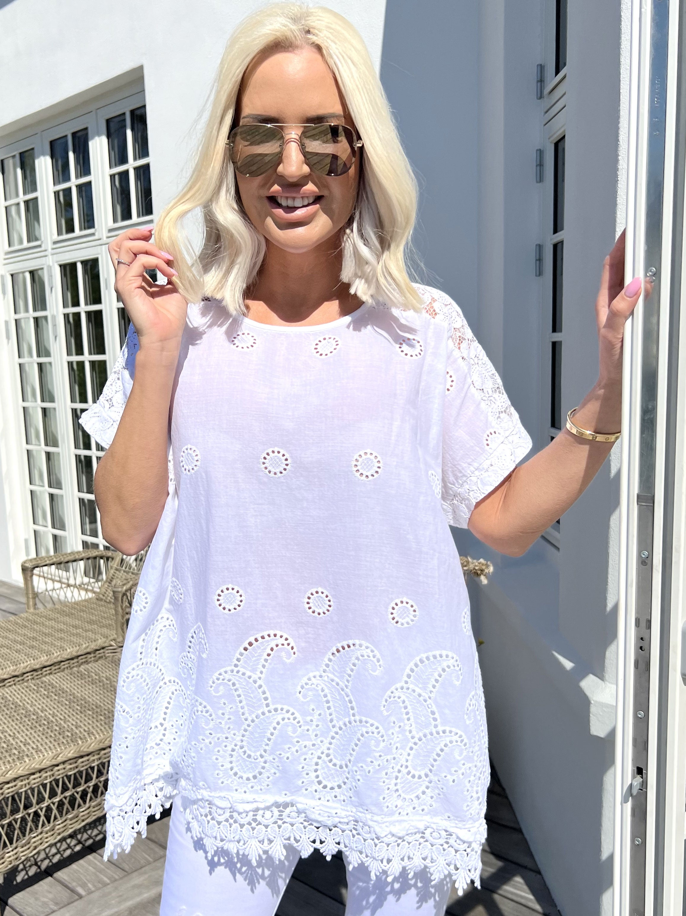 Inna - Söt topp med spets och broderi anglaise - Black