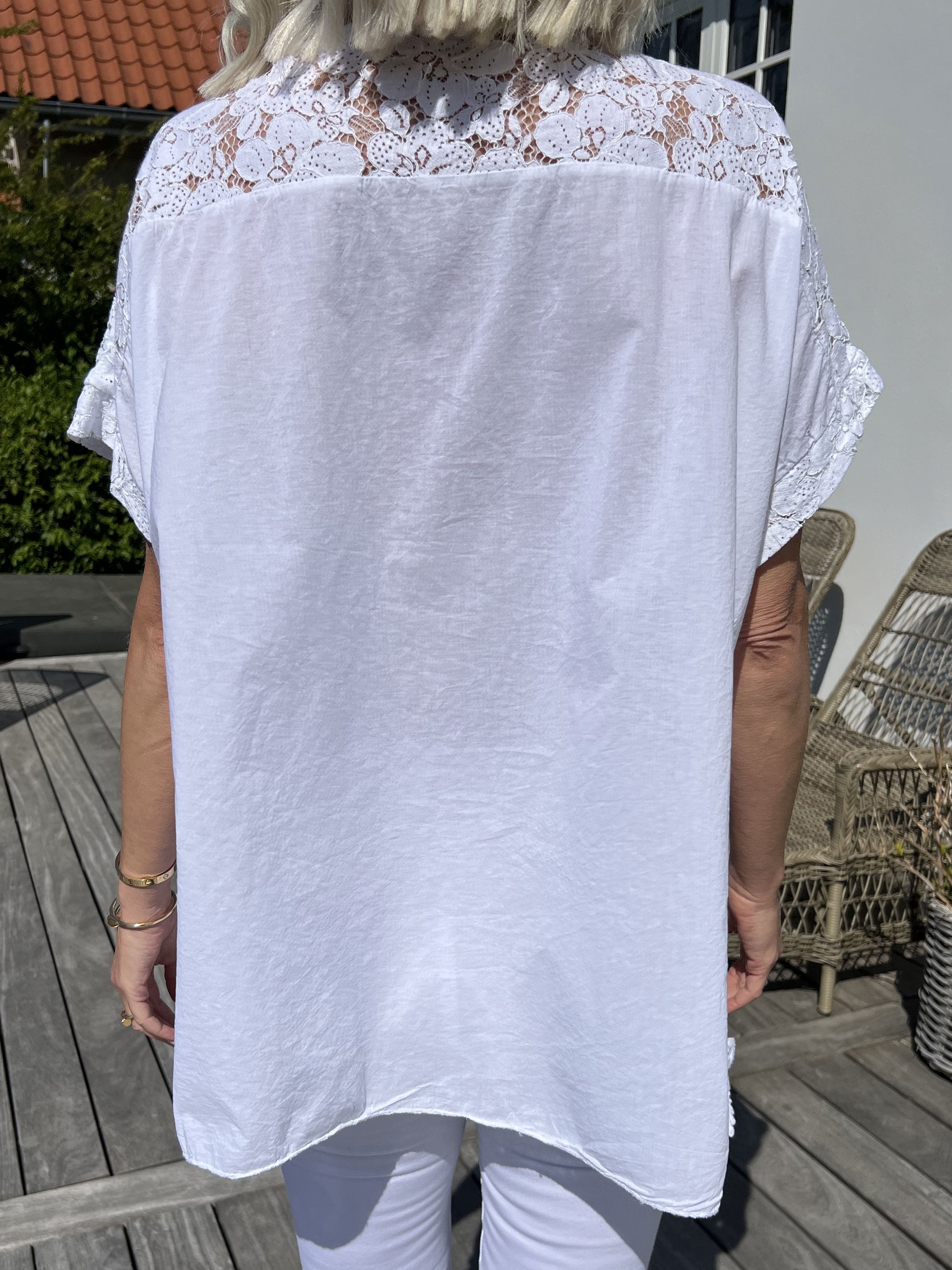 Inna - Söt topp med spets och broderi anglaise