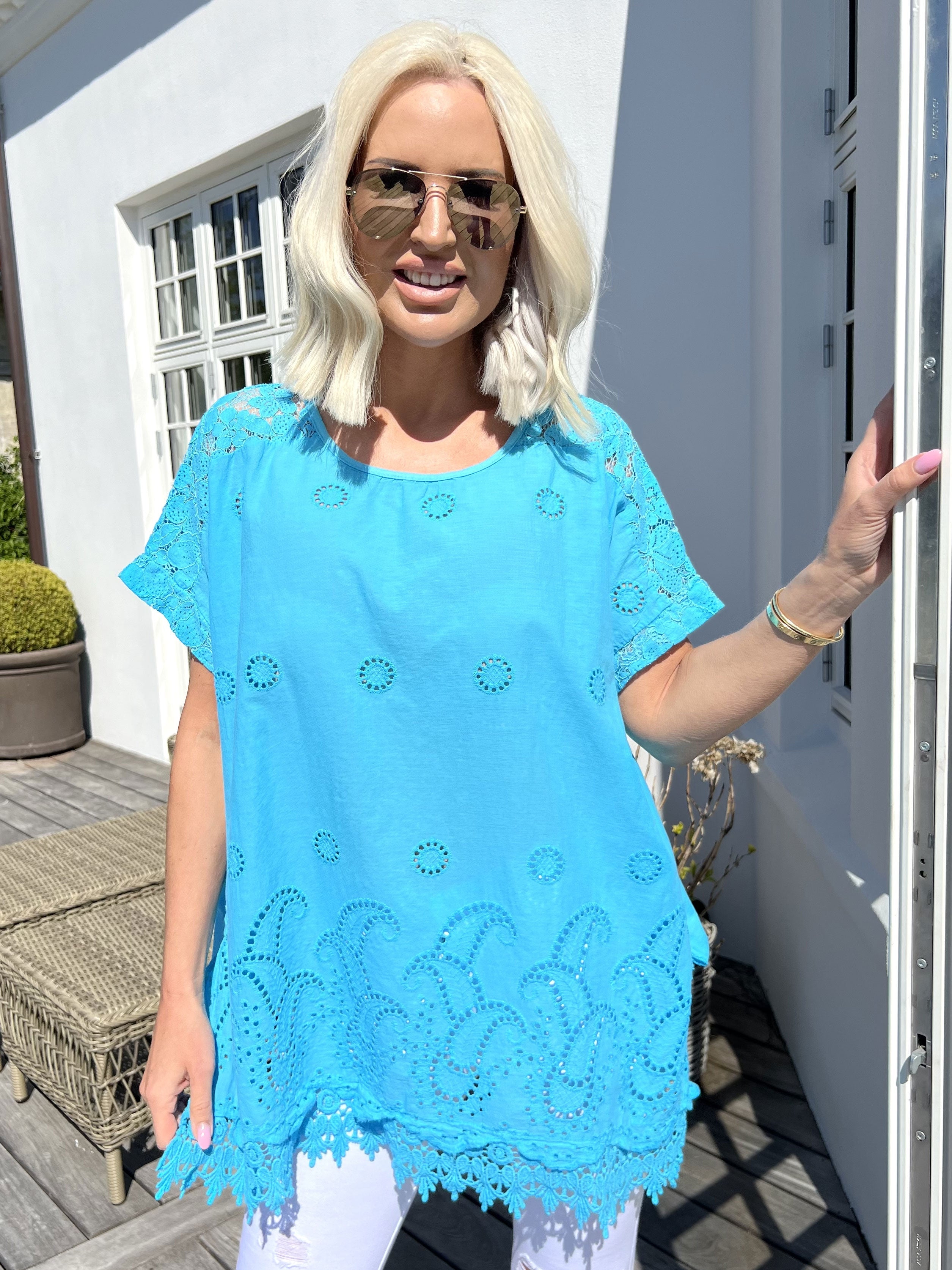 Inna - Söt topp med spets och broderi anglaise