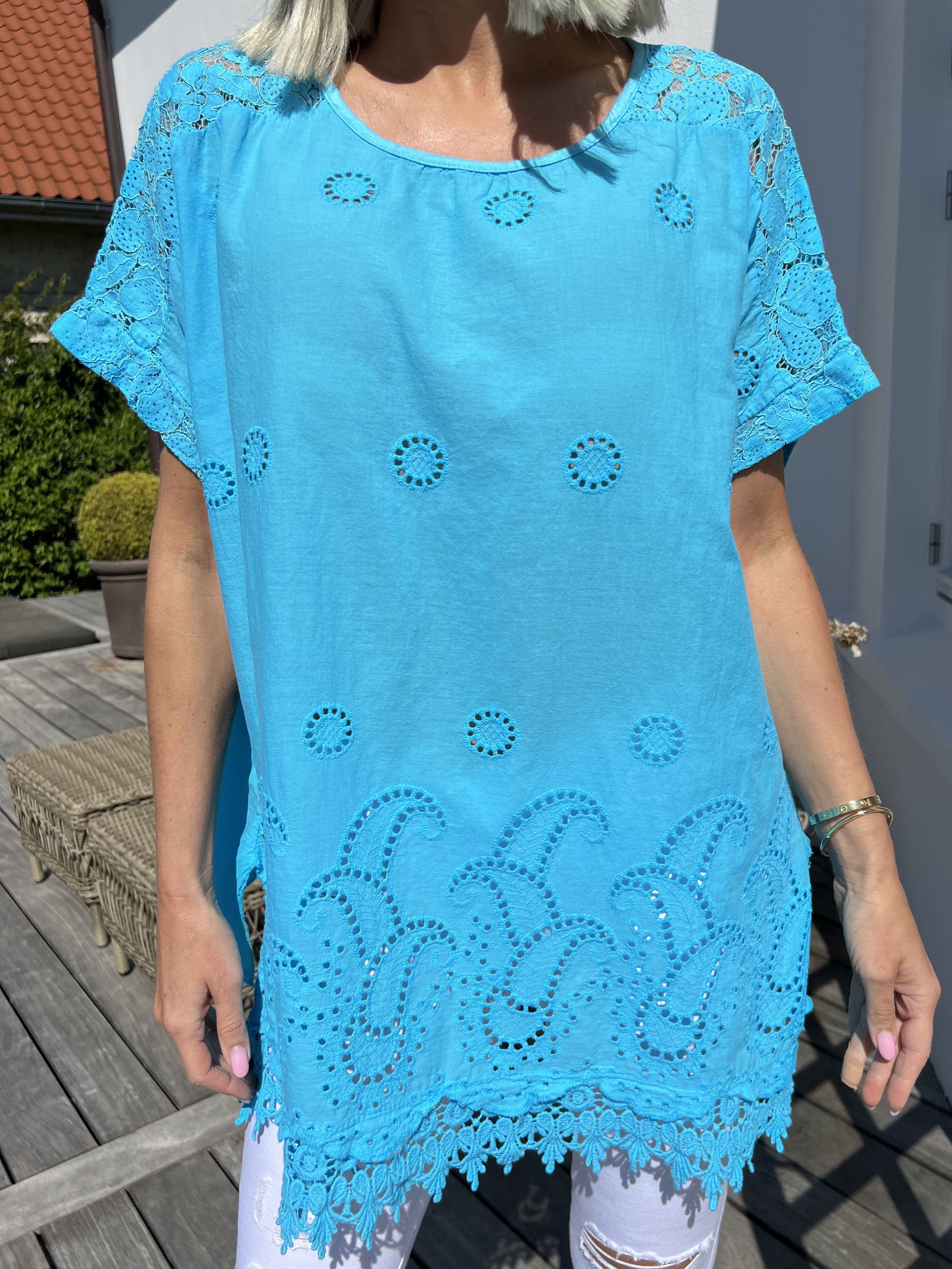 Inna - Söt topp med spets och broderi anglaise