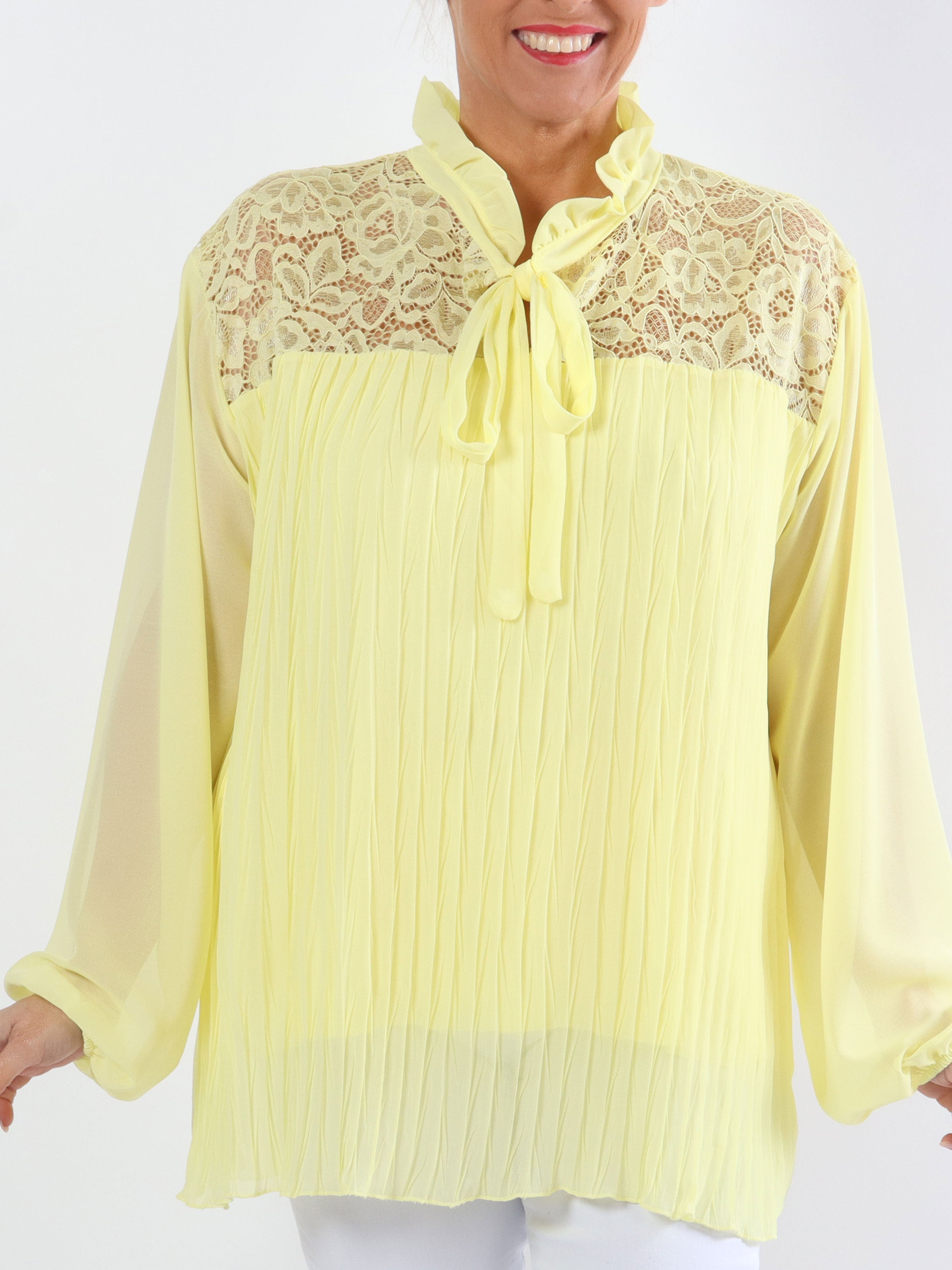 Iris - Söt plus size topp med spets och veck - Yellow