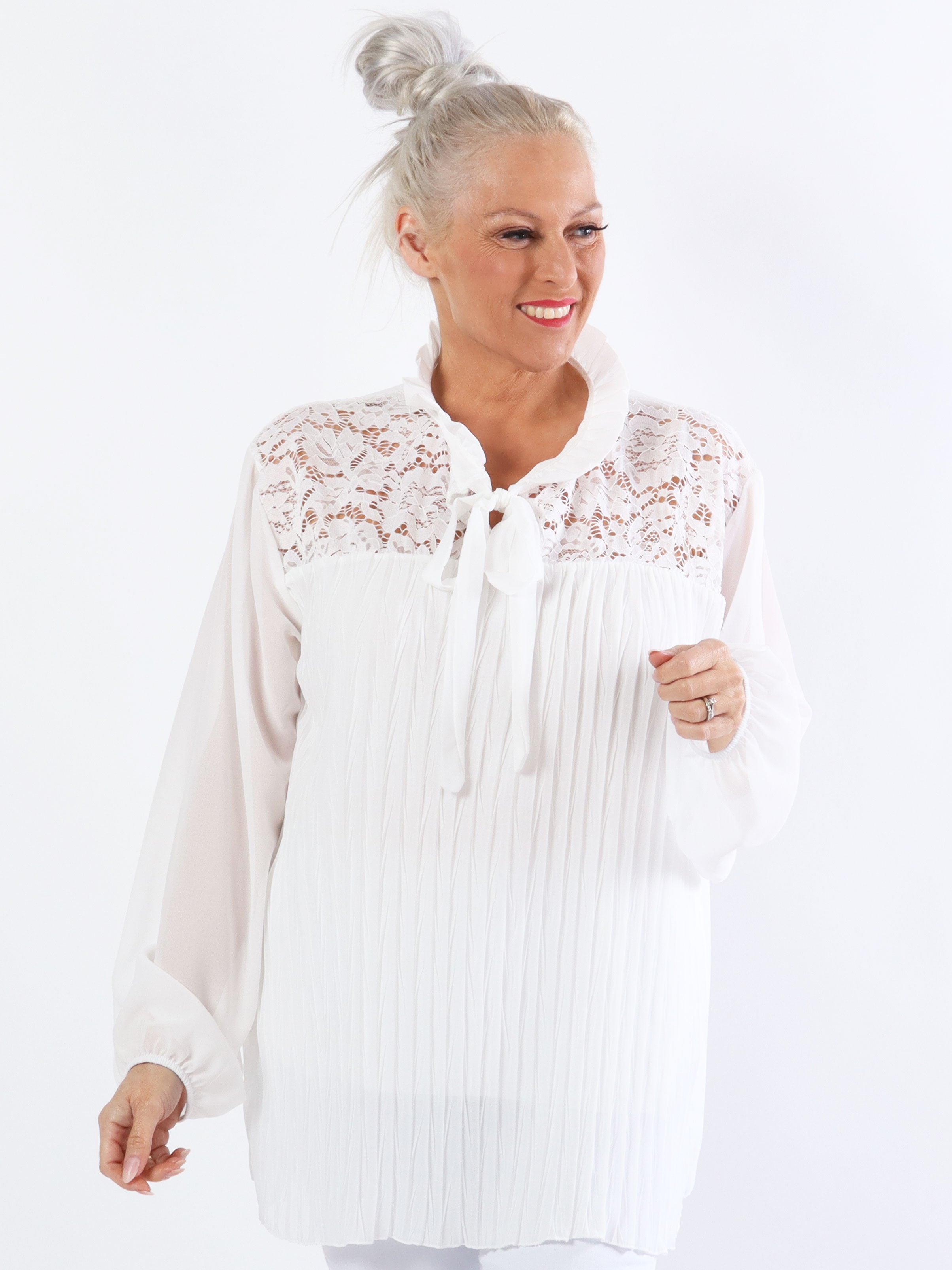 Iris - Söt plus size topp med spets och veck