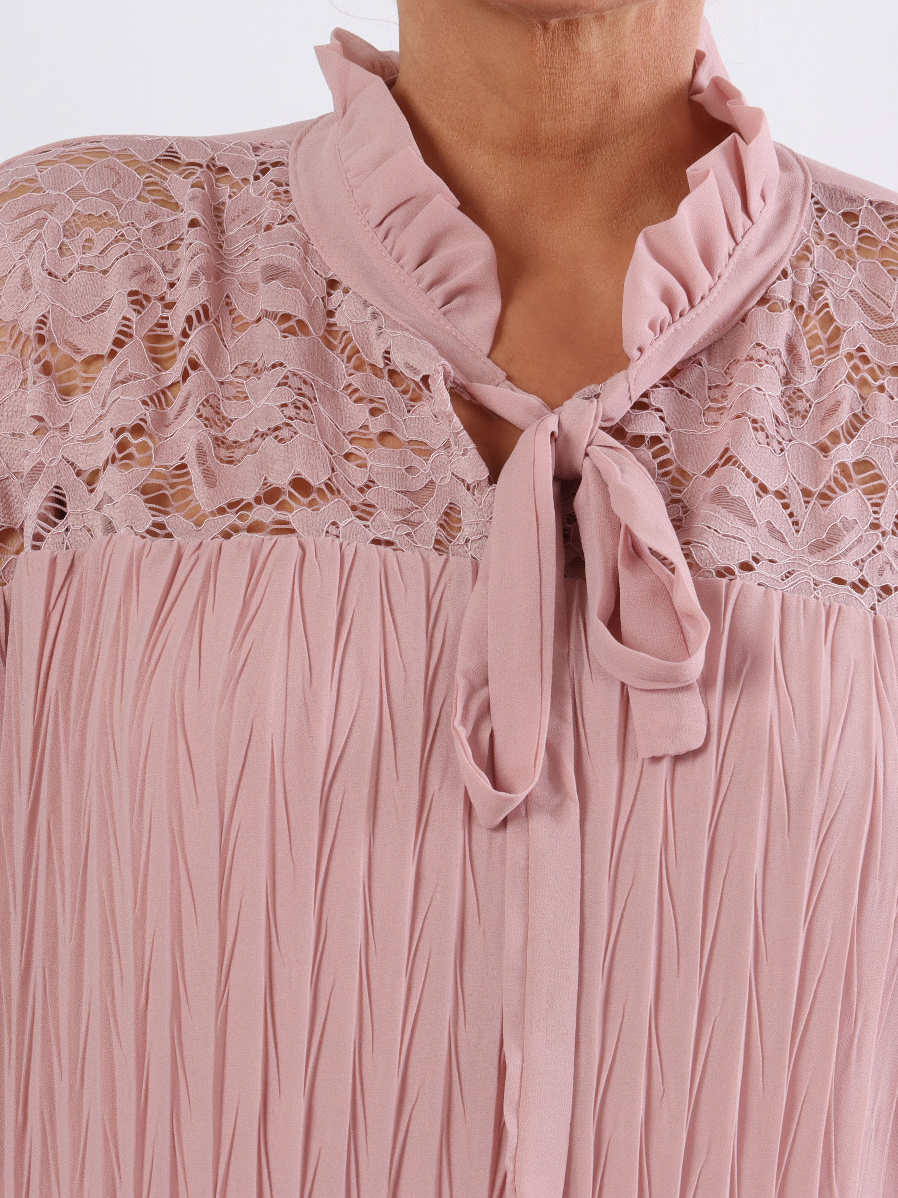 Iris - Söt plus size topp med spets och veck