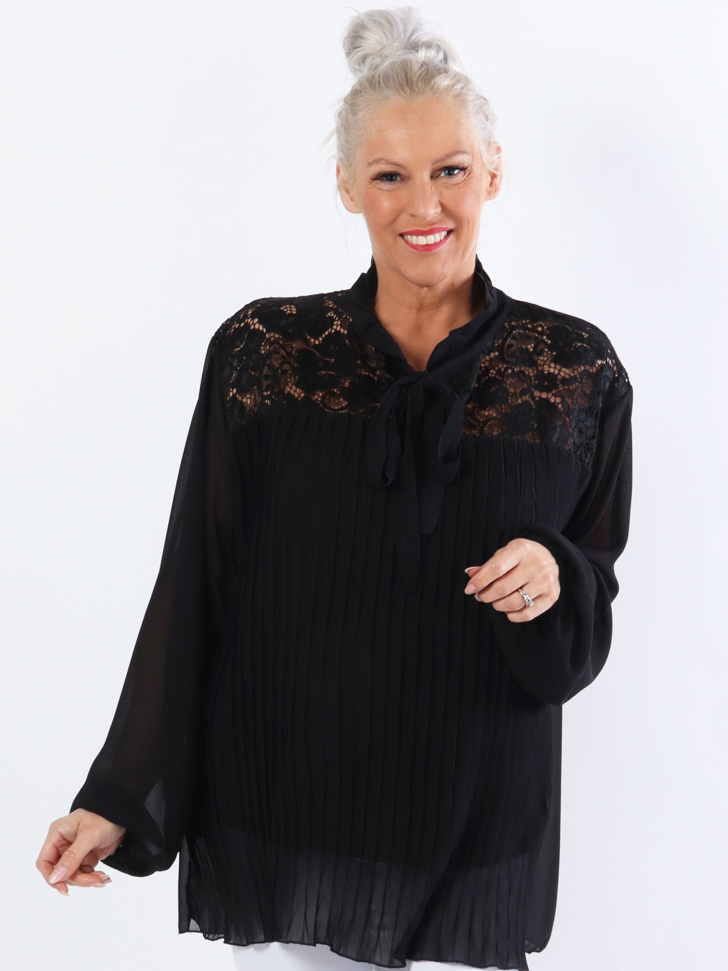 Iris - Söt plus size topp med spets och veck