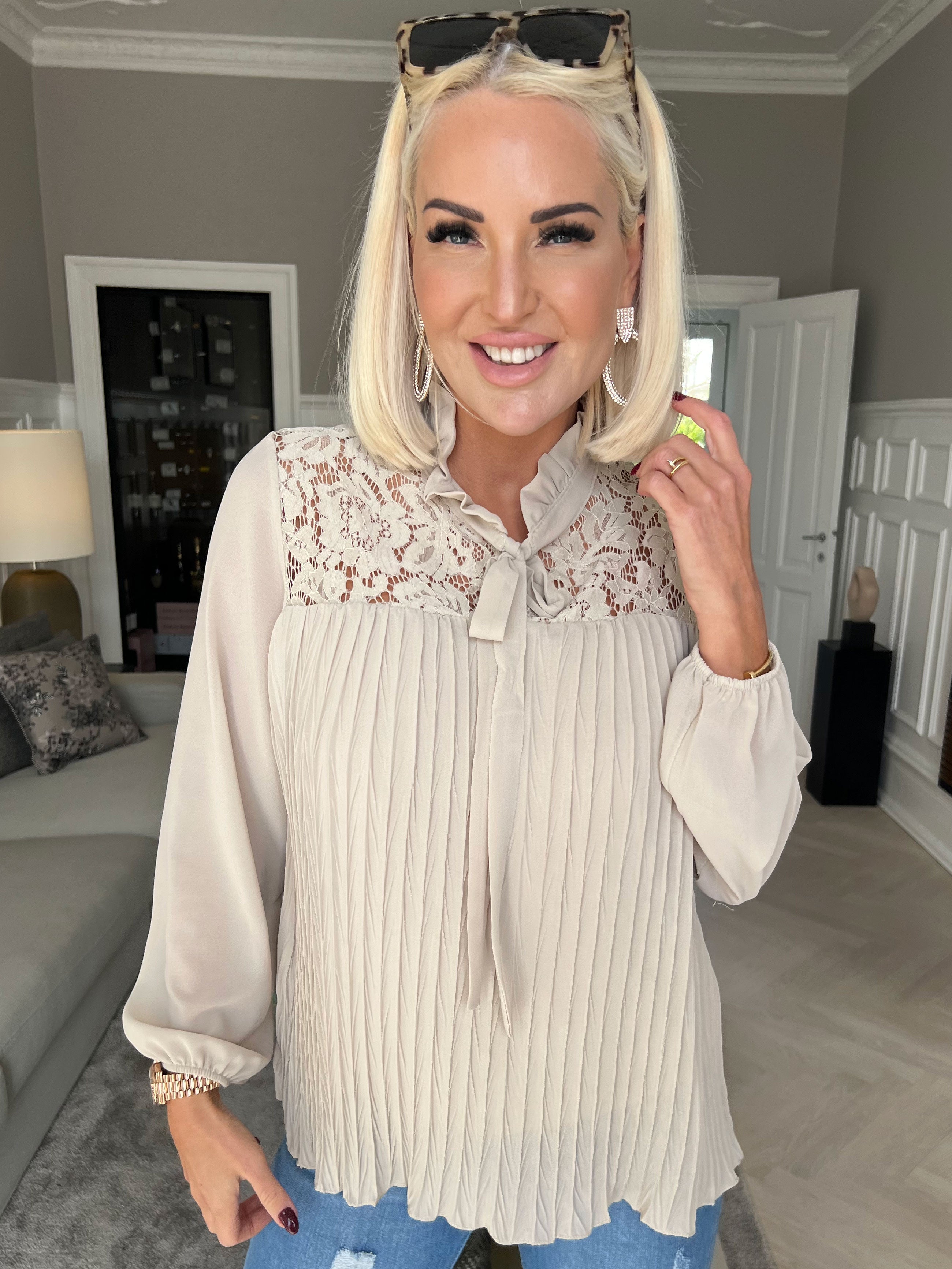 Iris - Söt topp med spets och veck - Black