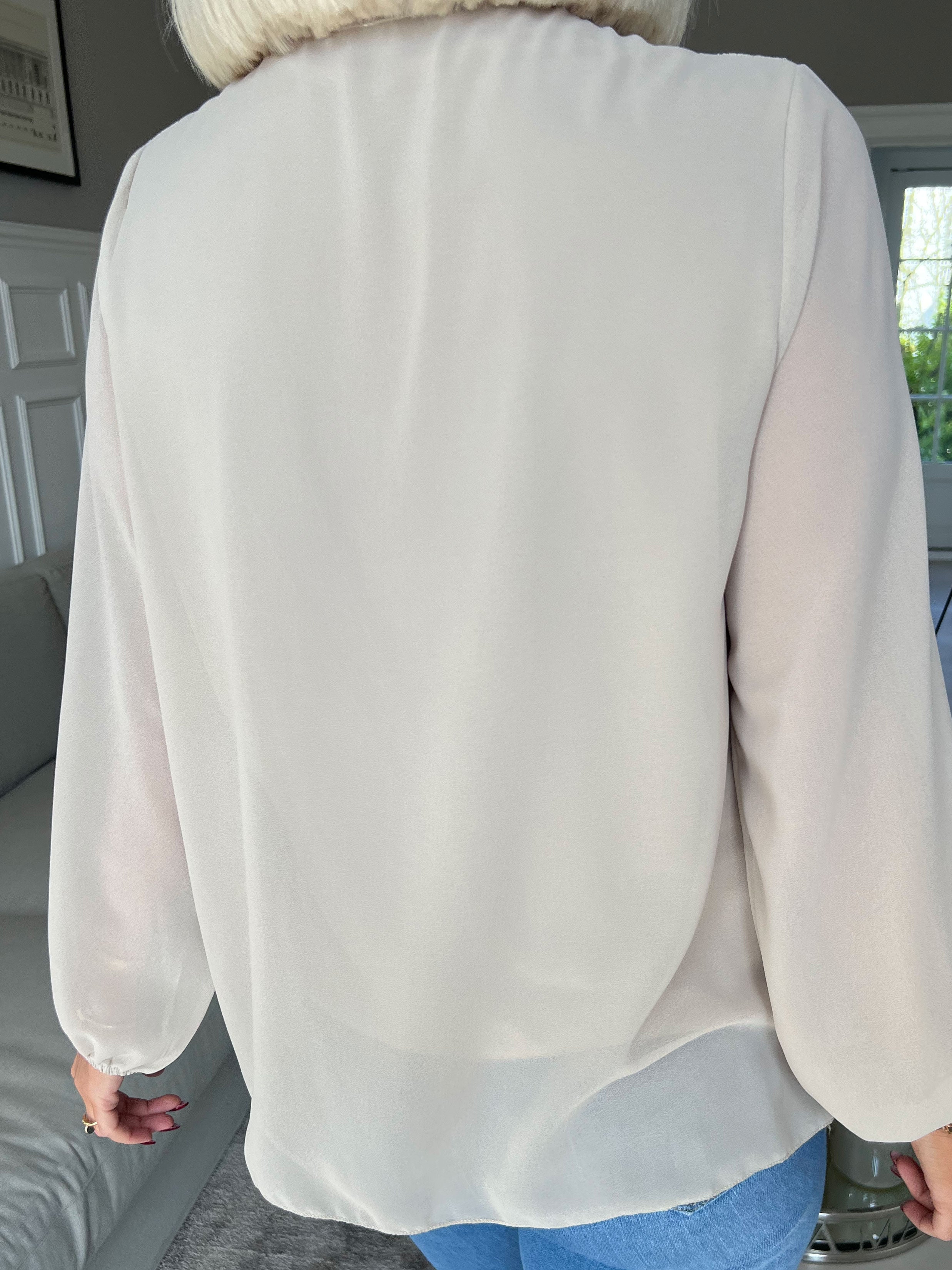 Iris - Söt topp med spets och veck - Beige