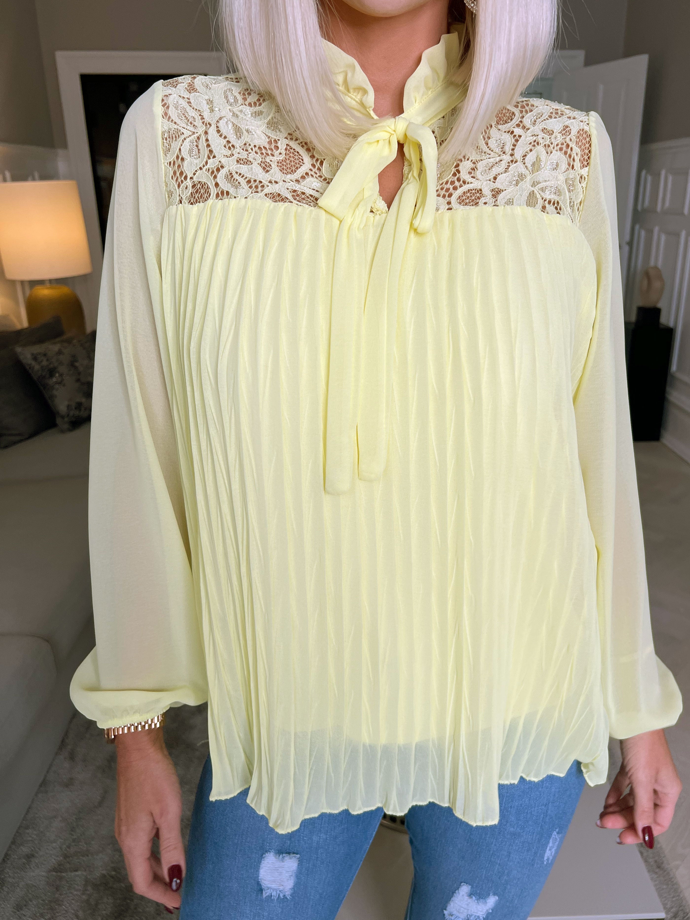 Iris - Söt topp med spets och veck - Yellow